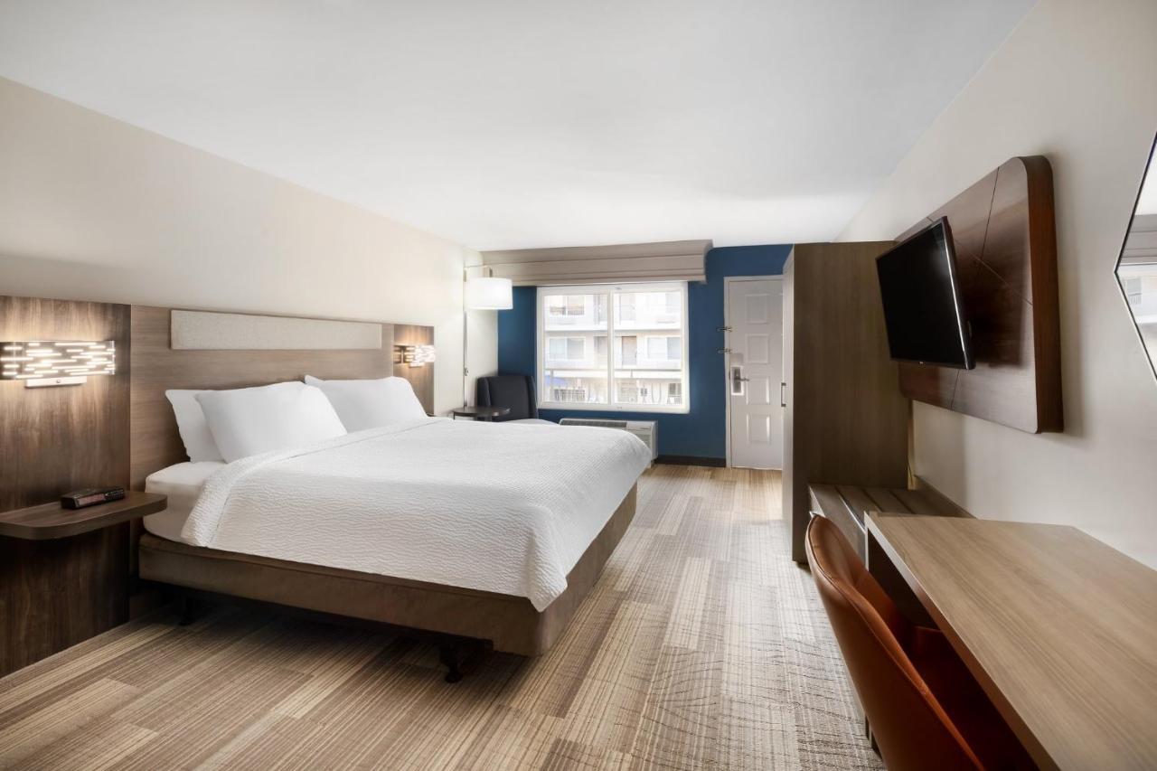 Standard King Room with Accessible Tub - Mobility Access