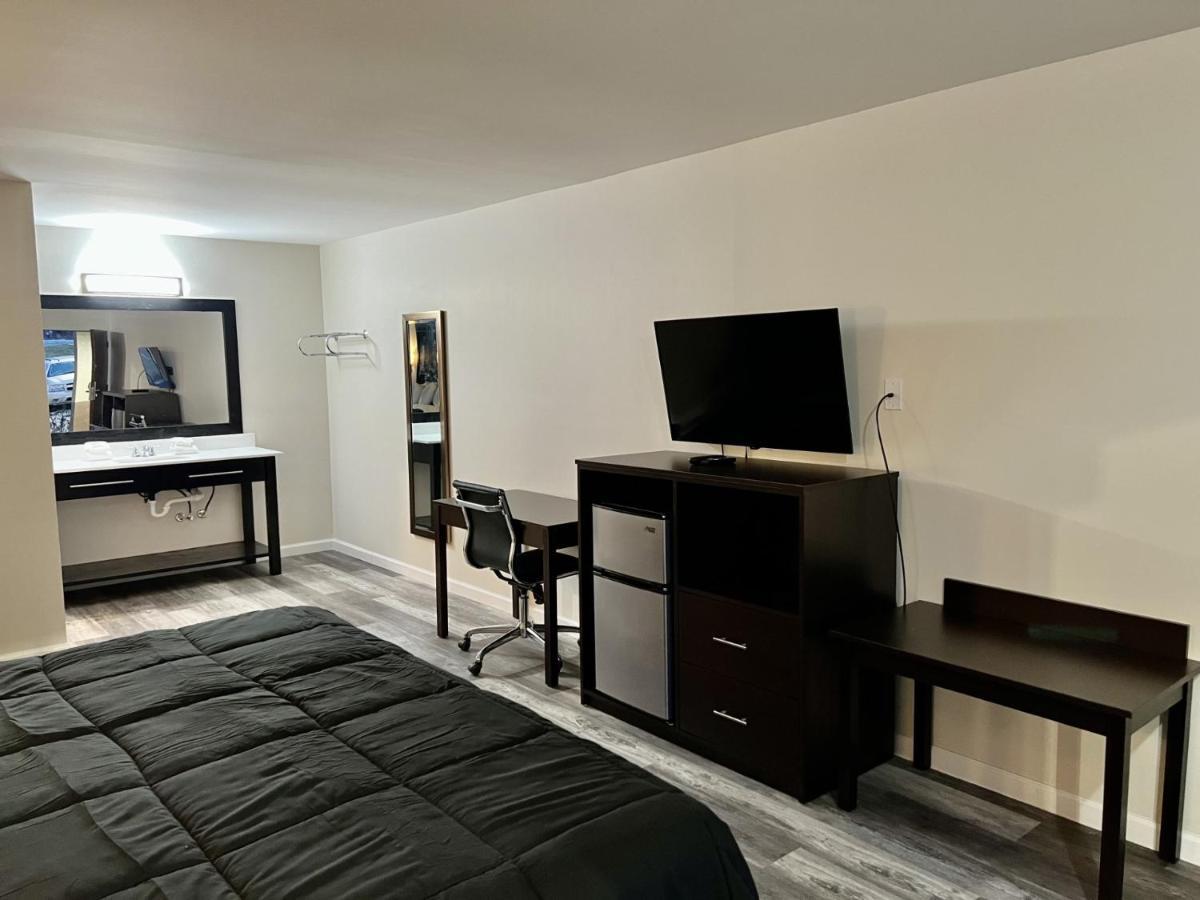 Deluxe King Room - Non-Smoking
