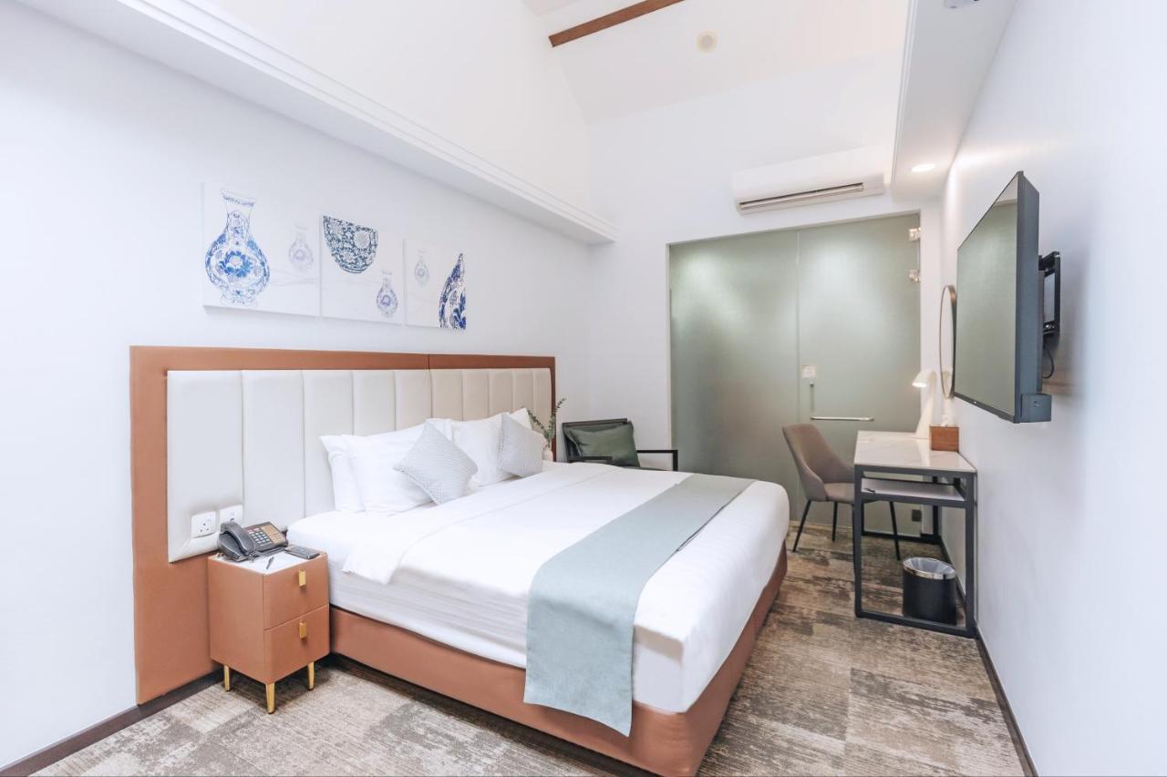 Deluxe King Skylight & Bathtub