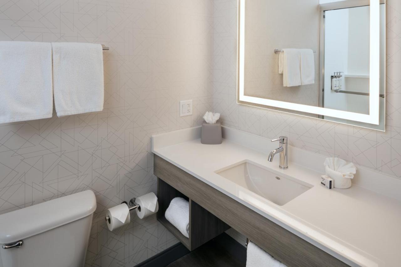 Standard King Room - Mobility Accessible with Tub and River View