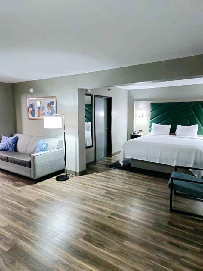 Executive King Suite - Non-Smoking