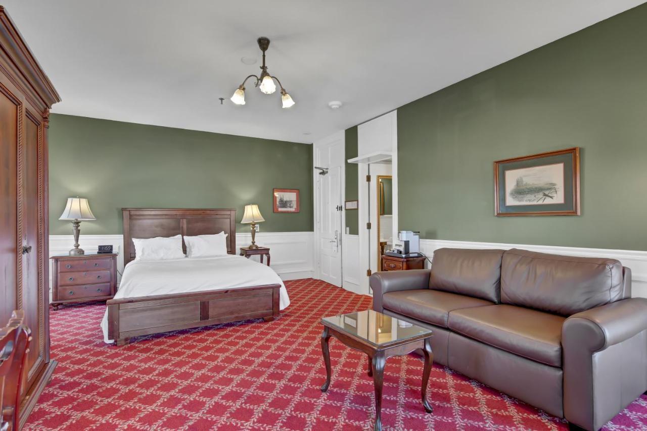 Quadruple Room with Private Bathroom