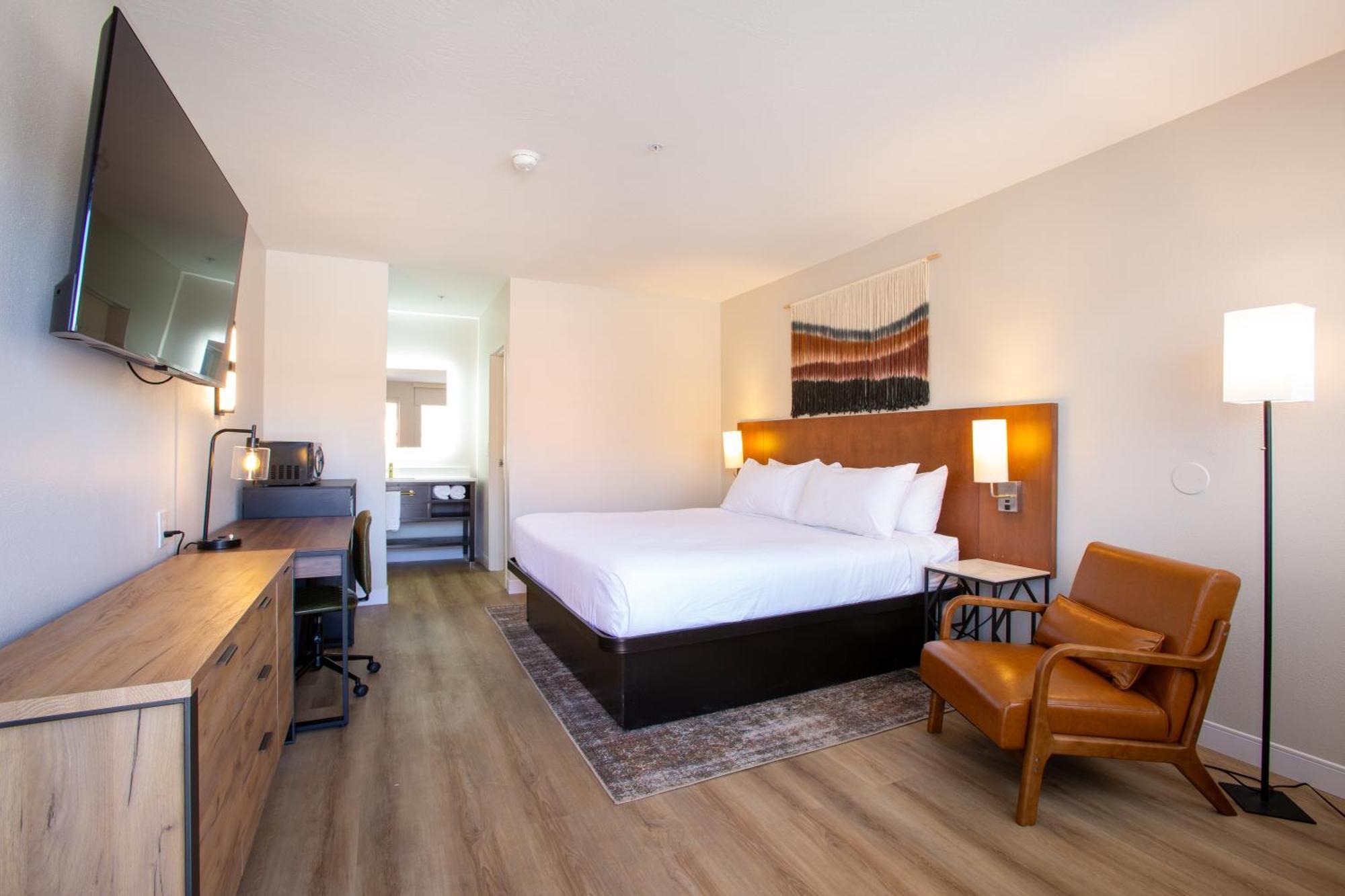 King Room with Roll-in Shower - Mobility Access/Non-Smoking