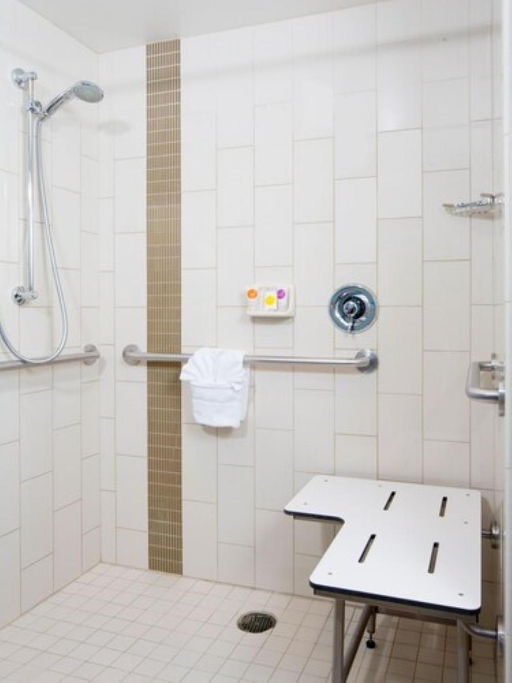 Habitación con cama extragrande, sofá cama y bañera accesible - Adaptada para personas con discapacidad