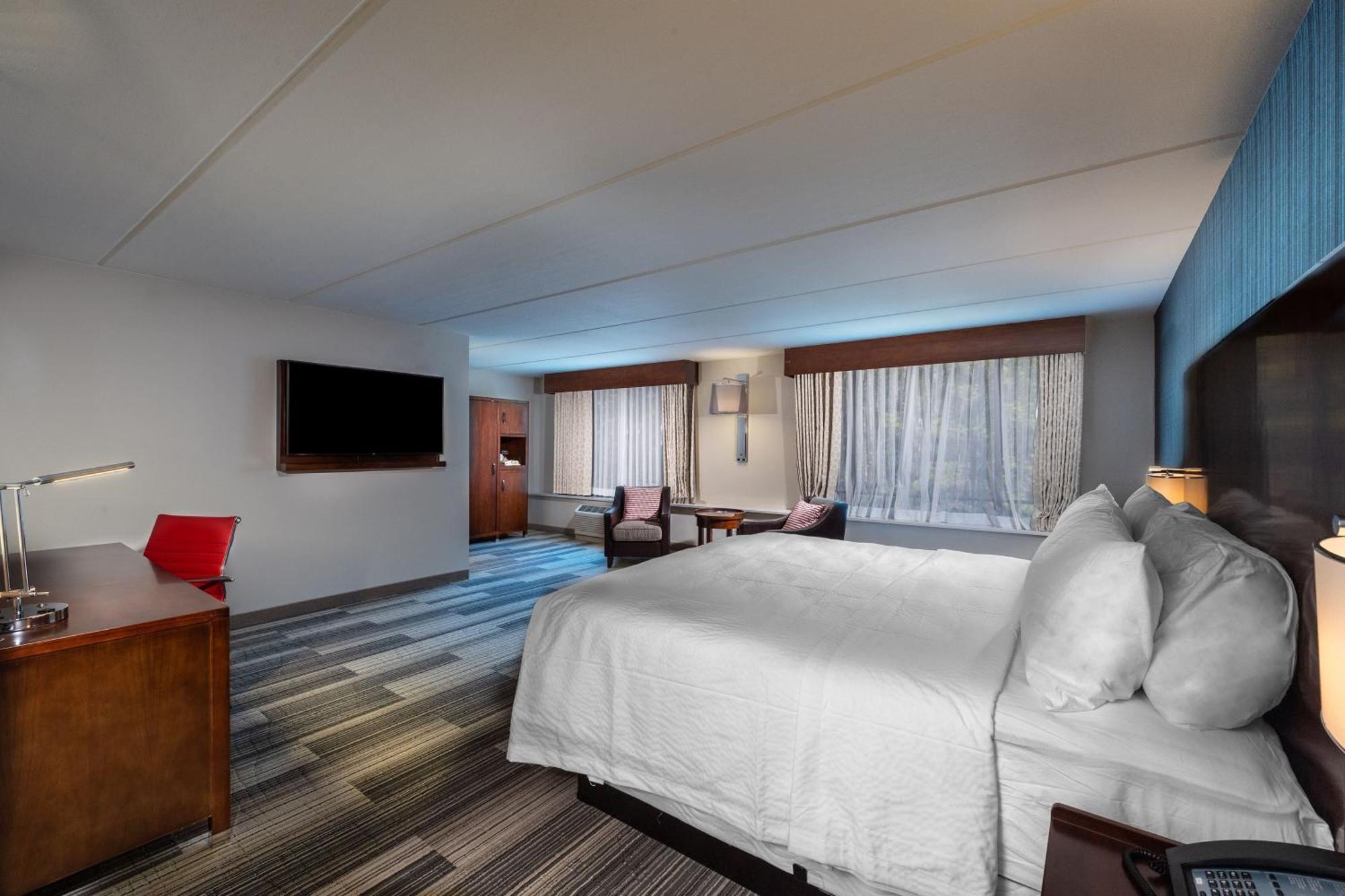 Deluxe Corner King Room