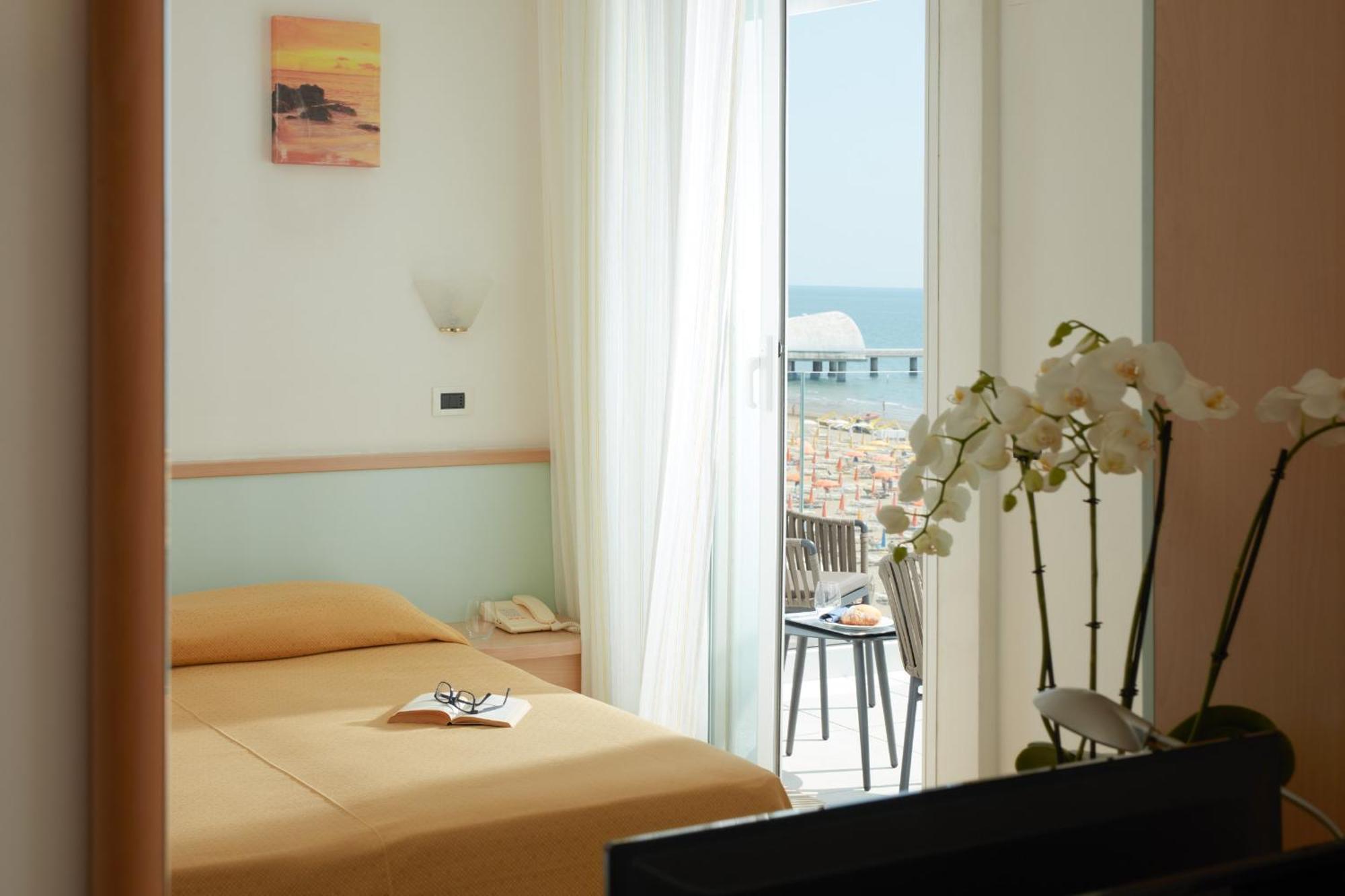 Doppelzimmer mit Balkon und Meerblick