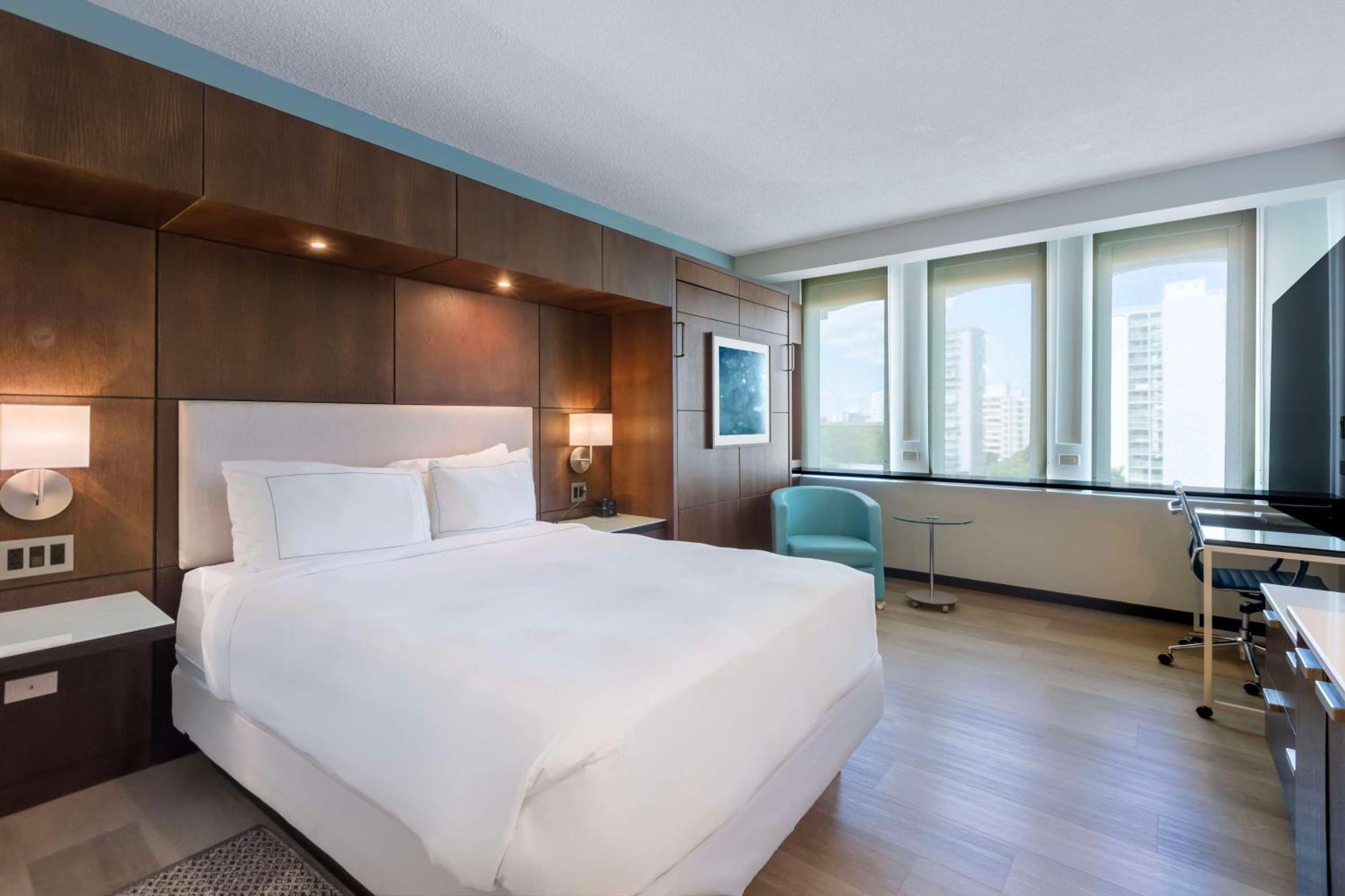 Habitación con cama grande y cama doble supletoria