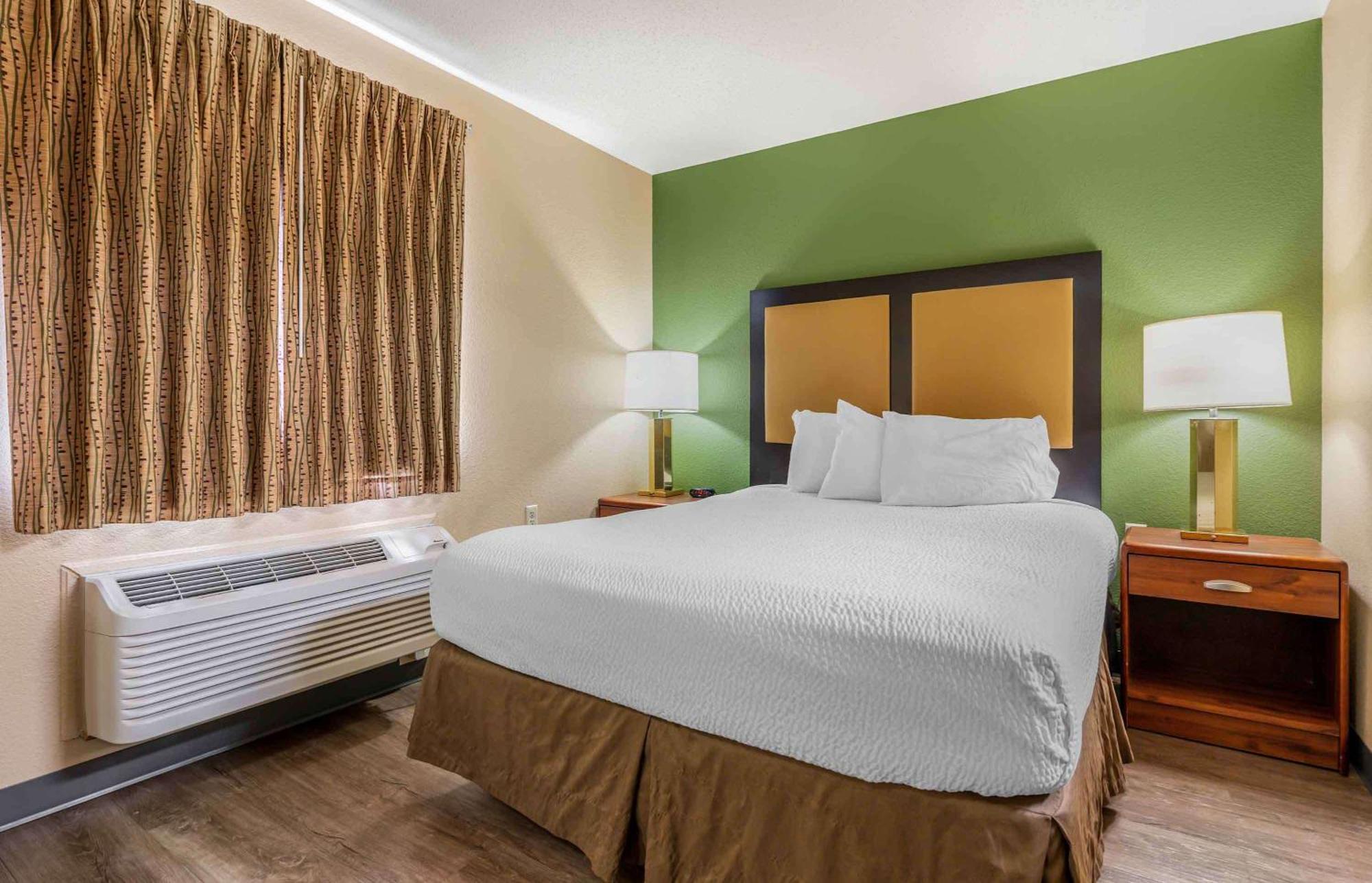 Deluxe Studio with 1 Queen Bed - Non-Smoking