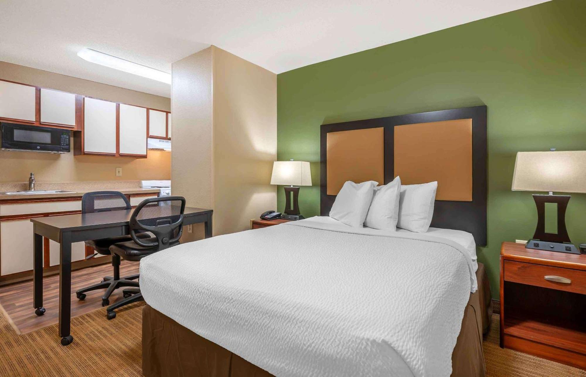 1 QUEEN BED | NON-SMOKING, KITCHEN, SOFA-BED
