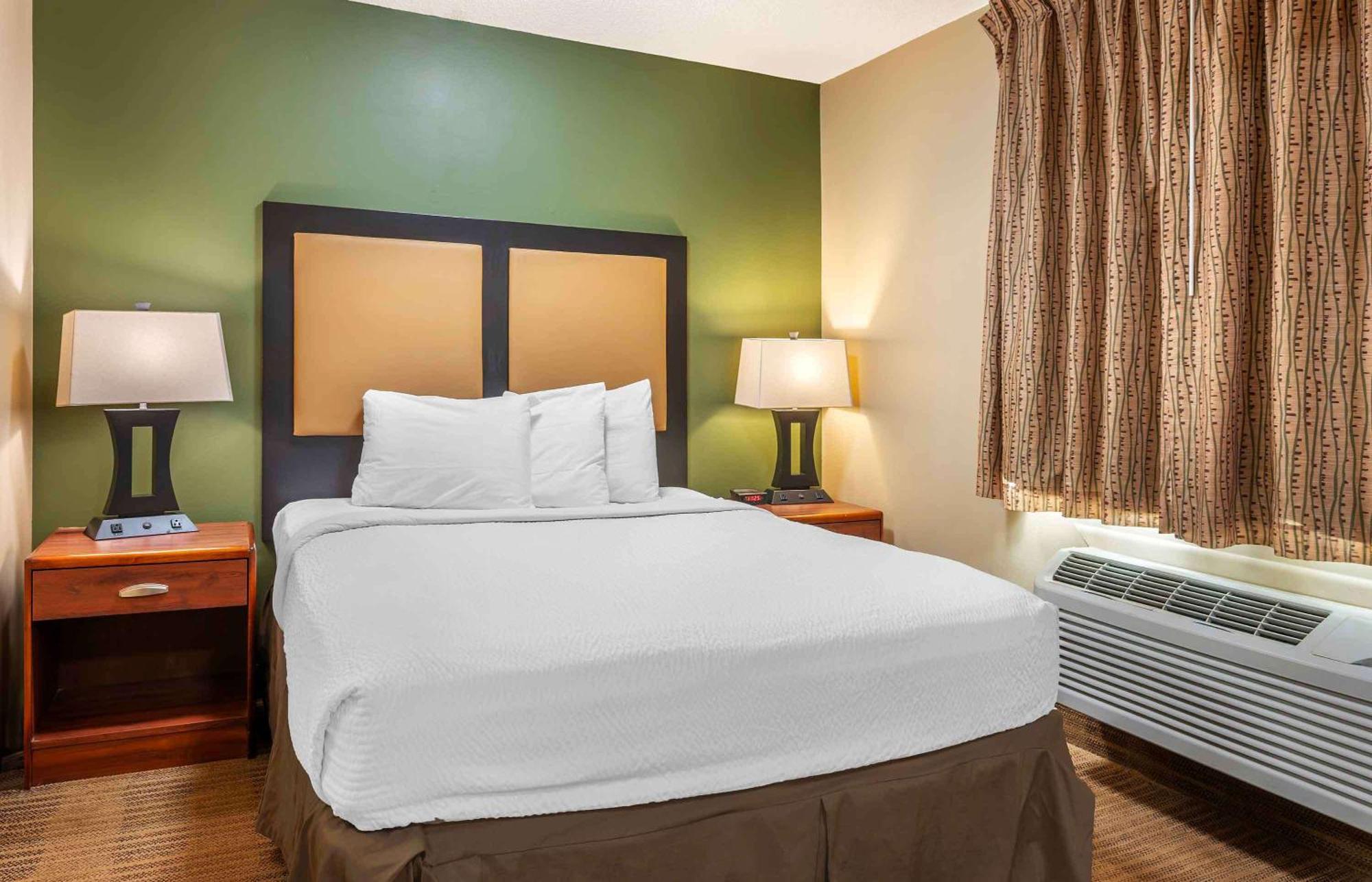 1 QUEEN BED | MOBIL ACCESS TUB NSMK KITCHEN