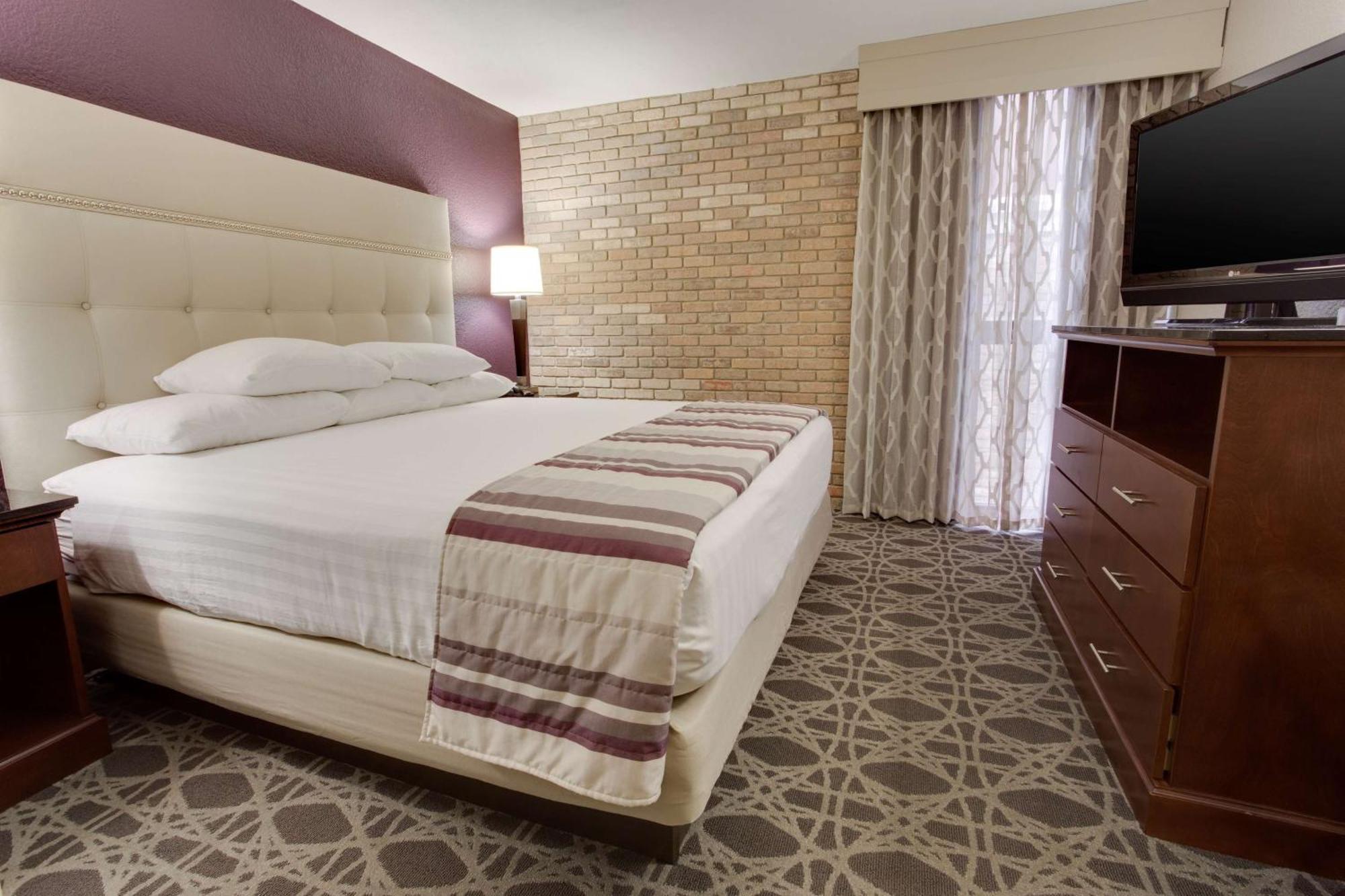 Suite con cama extragrande y sofá cama