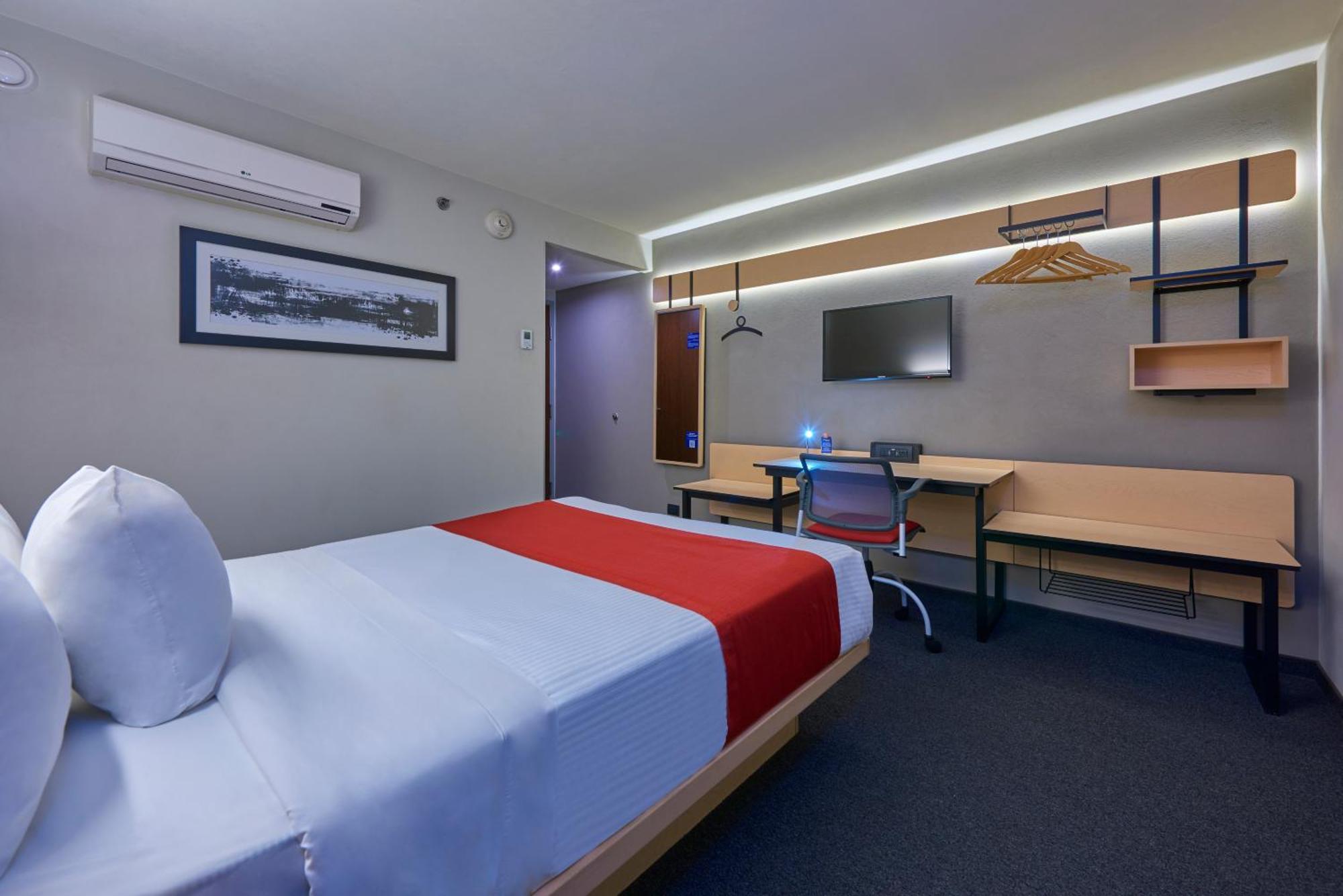Habitación con cama grande