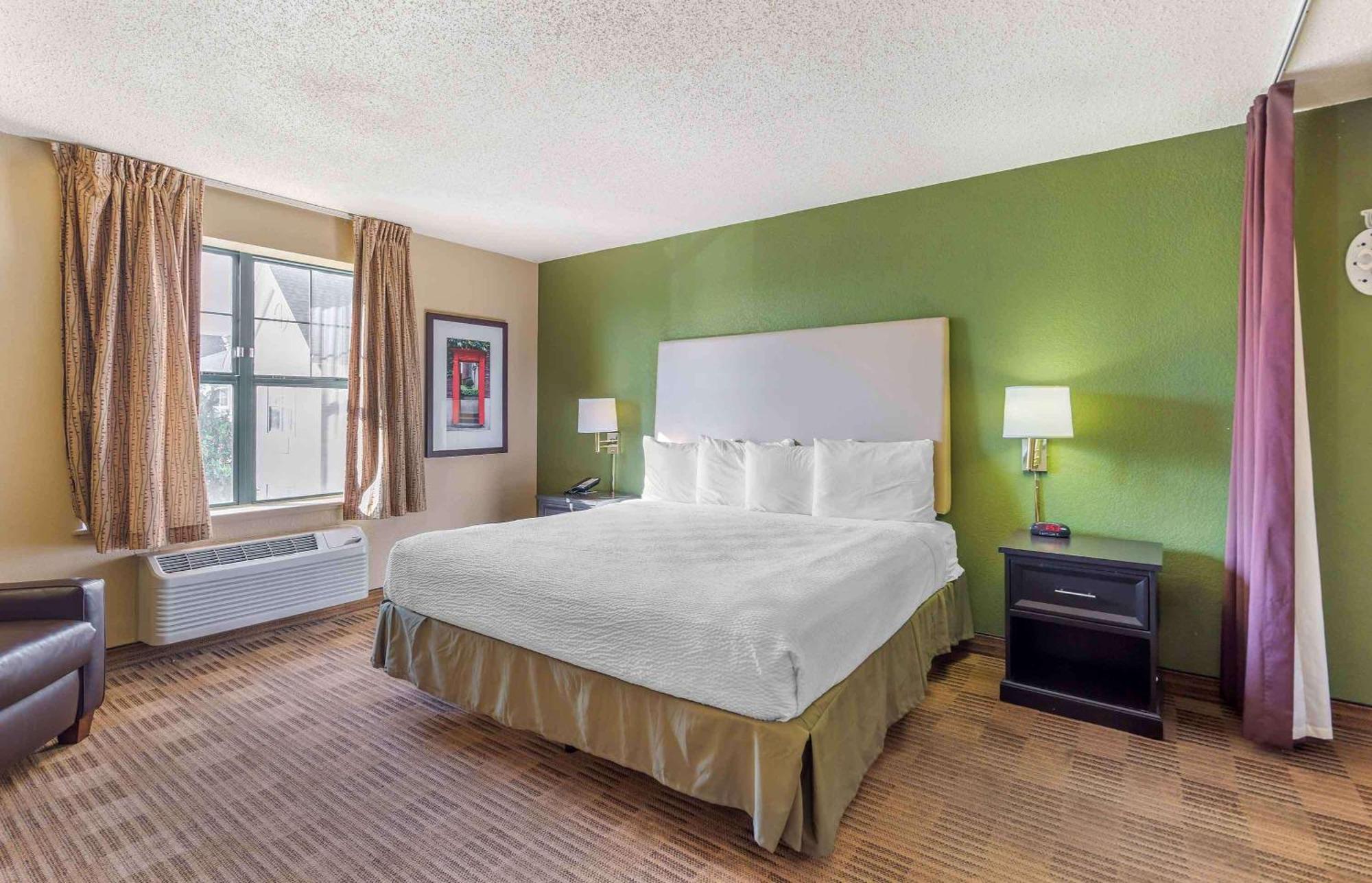 Queen studio 1 Queen Bed Disability Access or Non-Smoking