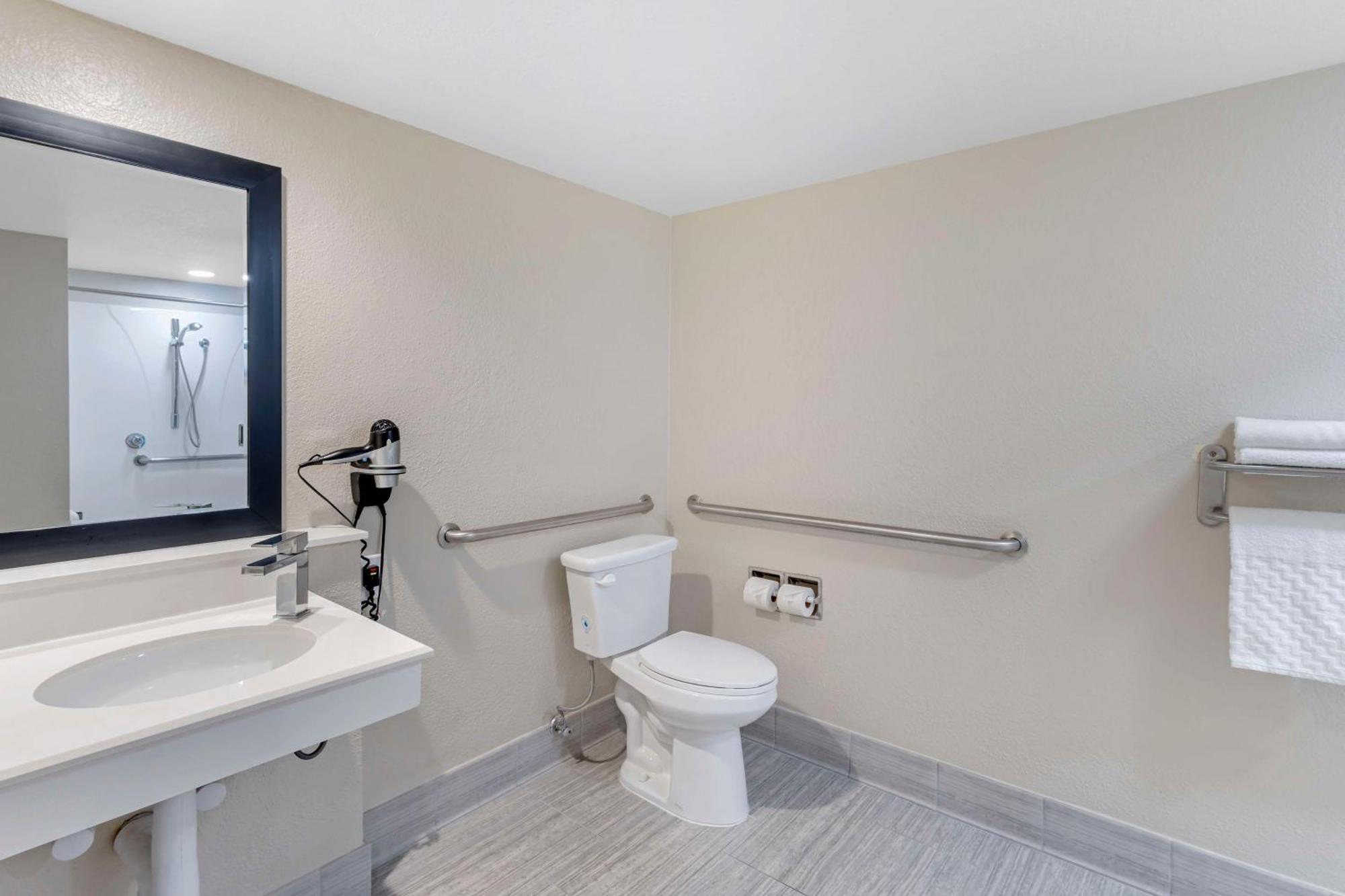 King Room with Roll-in Shower - Disability Access/Non-Smoking