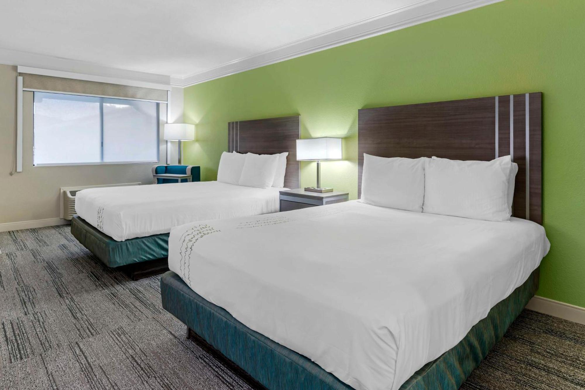 Queen Room with Two Queen Beds and Bath Tub - Disability Access/Non-Smoking