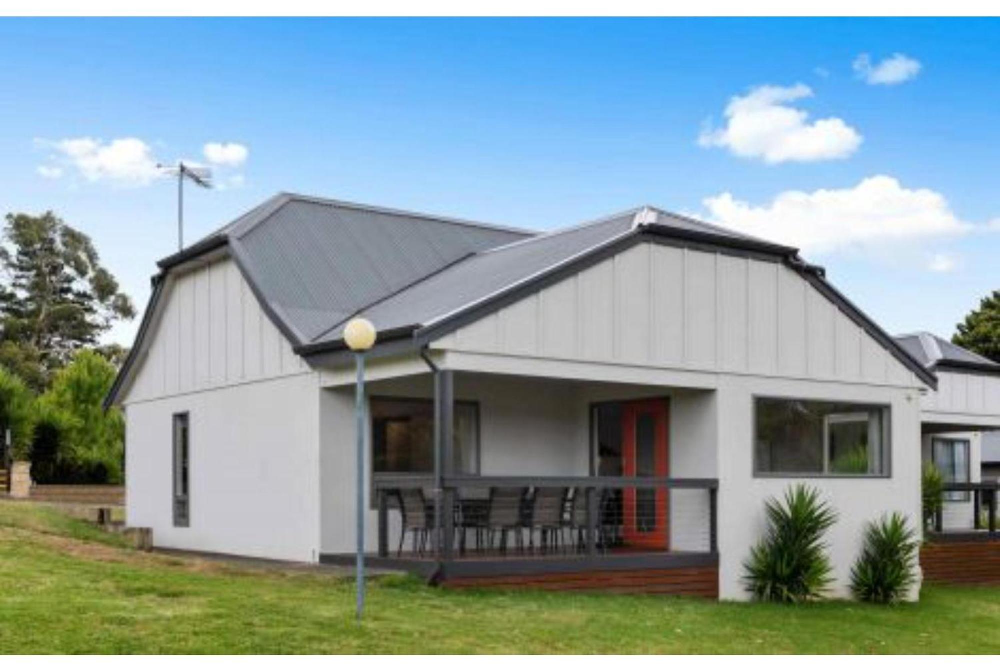 Deluxe 3 Bedroom Lakeview Cottage