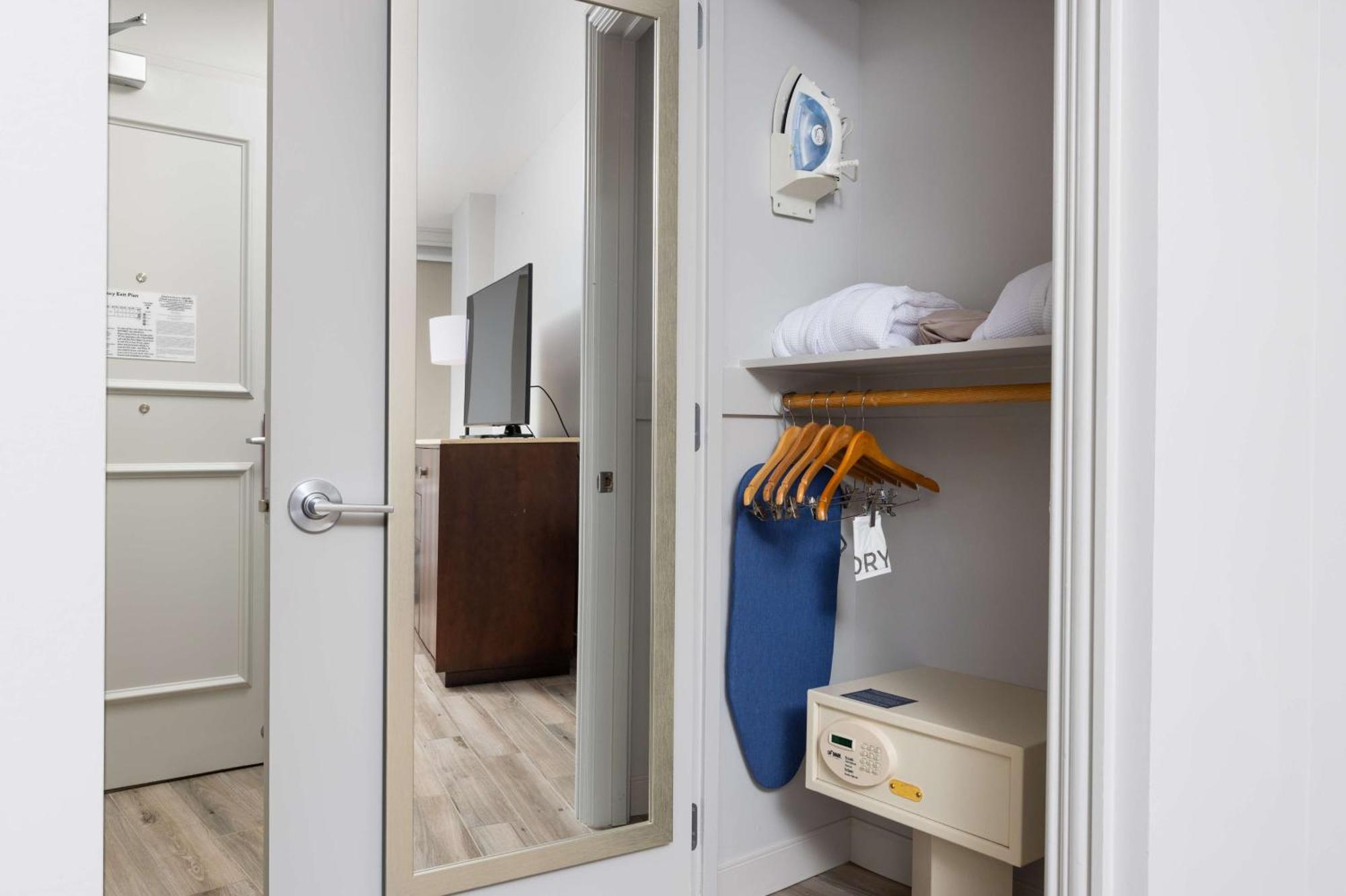 Chambre Lit King-Size de Luxe - Accessible aux Personnes à Mobilité Réduite