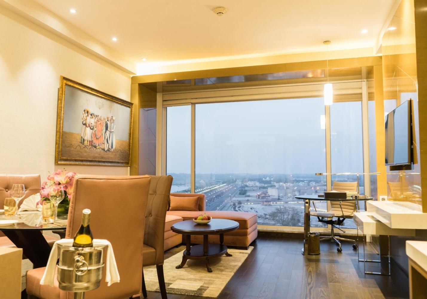 Cocktail hours, 1 bedroom suite, 1 king, park view Complimentary 4 pints of beer on arrival (per stay, per room)