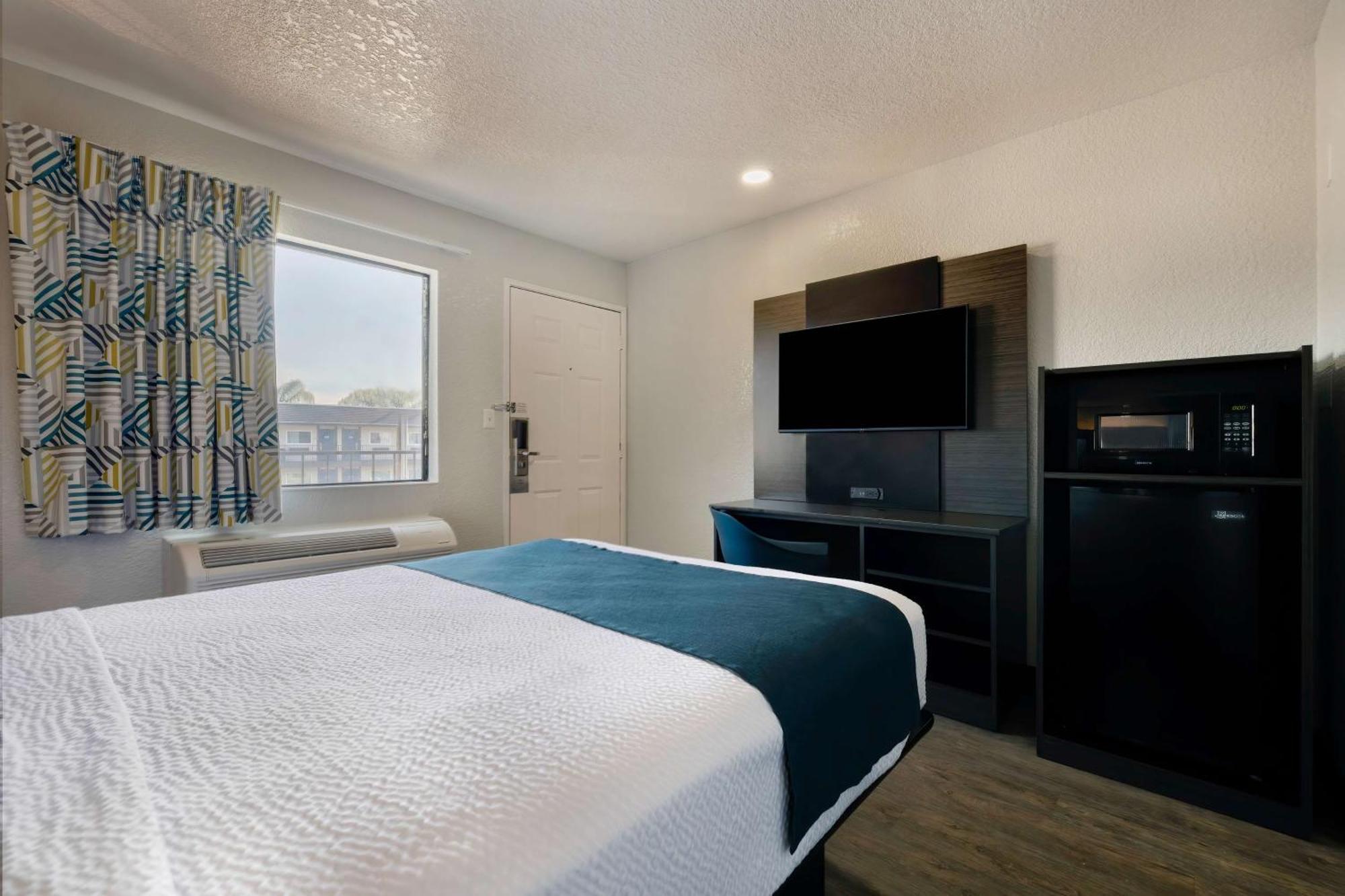 1 Queen Bed |