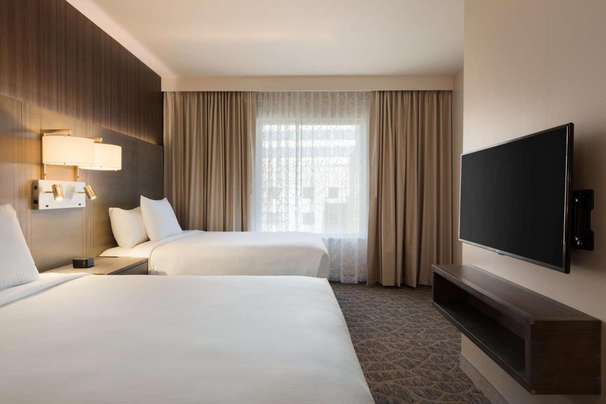 Suite de 2 dormitorios con 2 camas grandes y vistas al lago