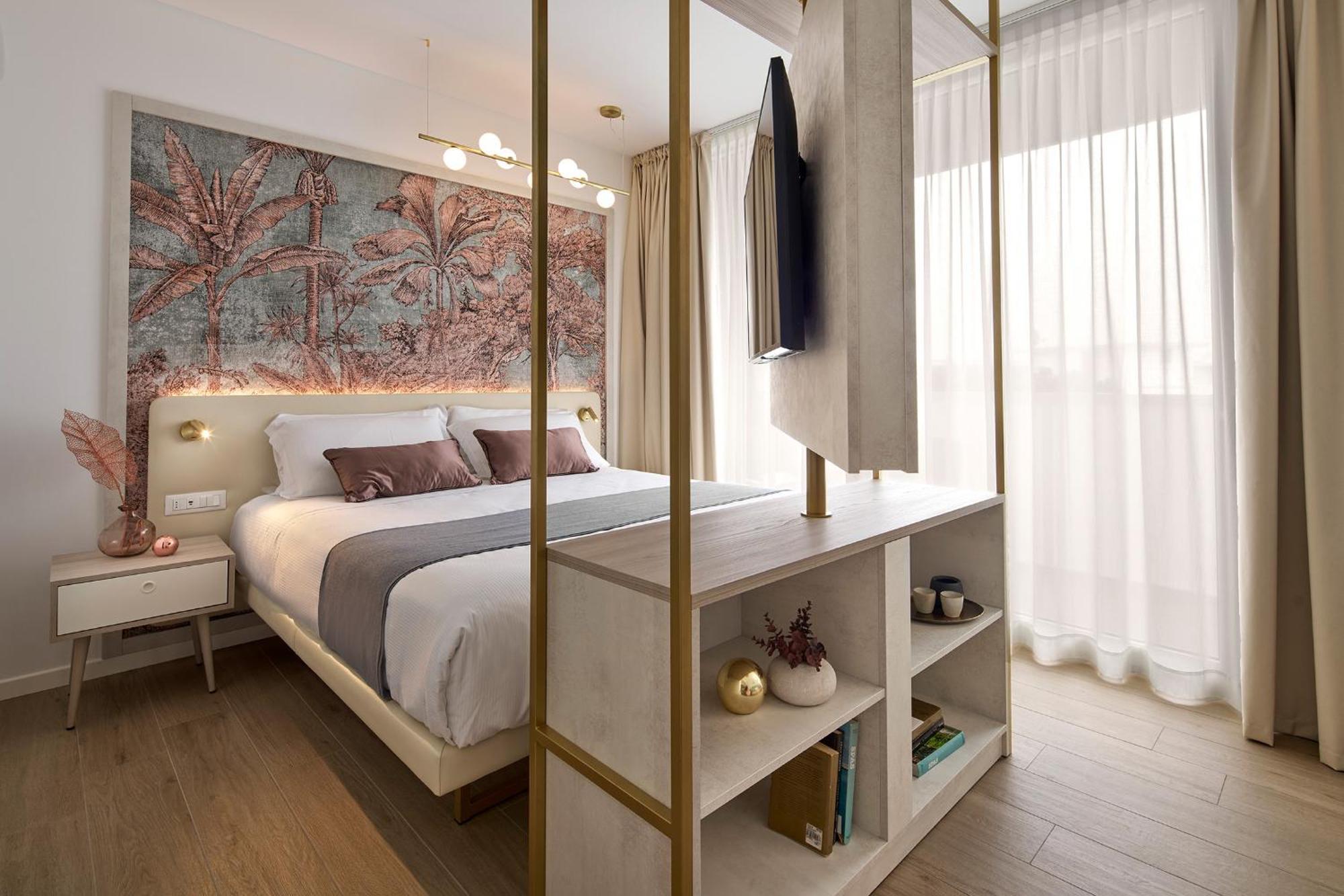 Zimmer mit Kingsize-Bett und Meerblick