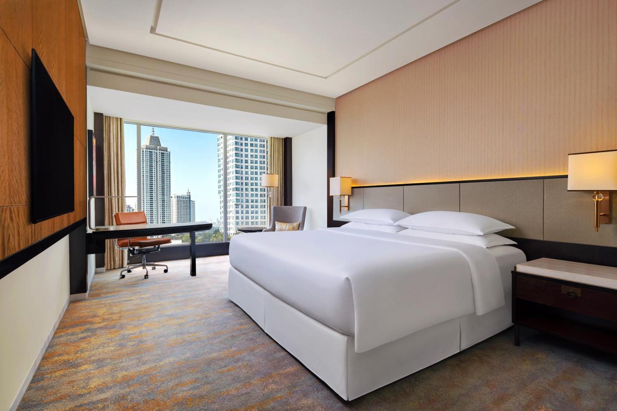 Grand Deluxe Guest Room, 1 King Bed (Club Lounge Access)