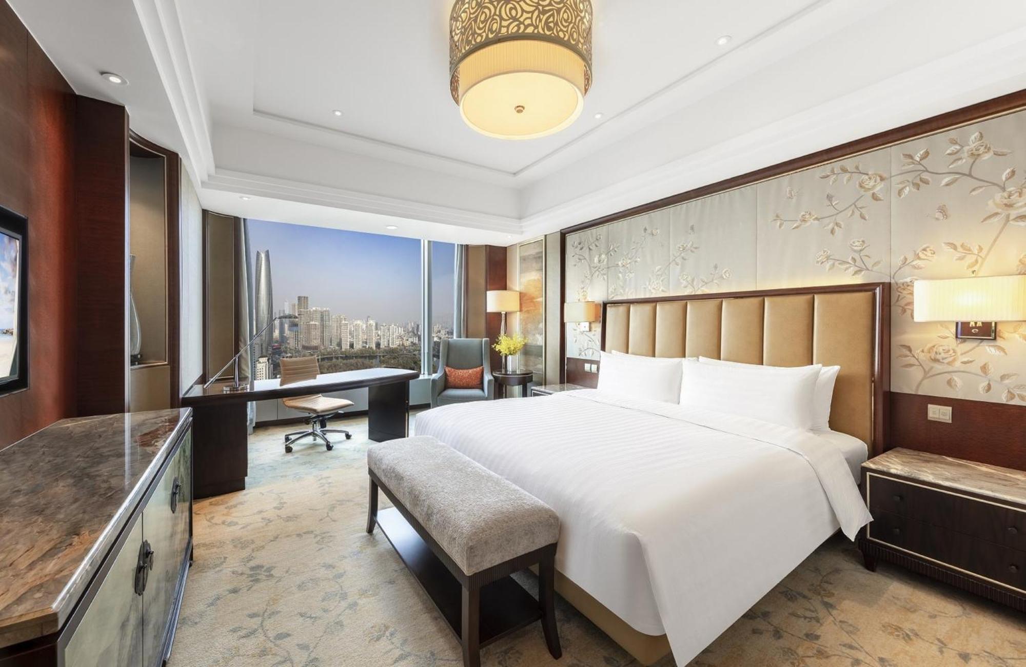 Deluxe King Room with Lake View