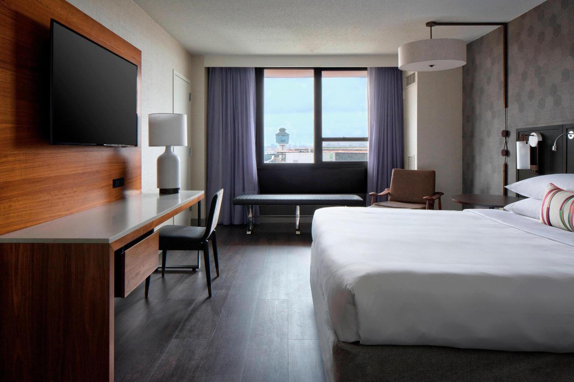 Habitación con cama extragrande y vistas al aeropuerto