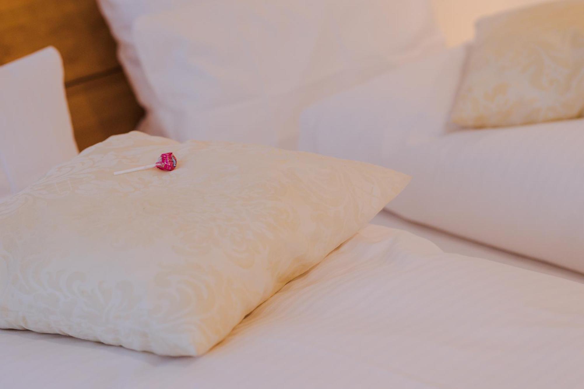 Zimmer mit Kingsize-Bett und Balkon