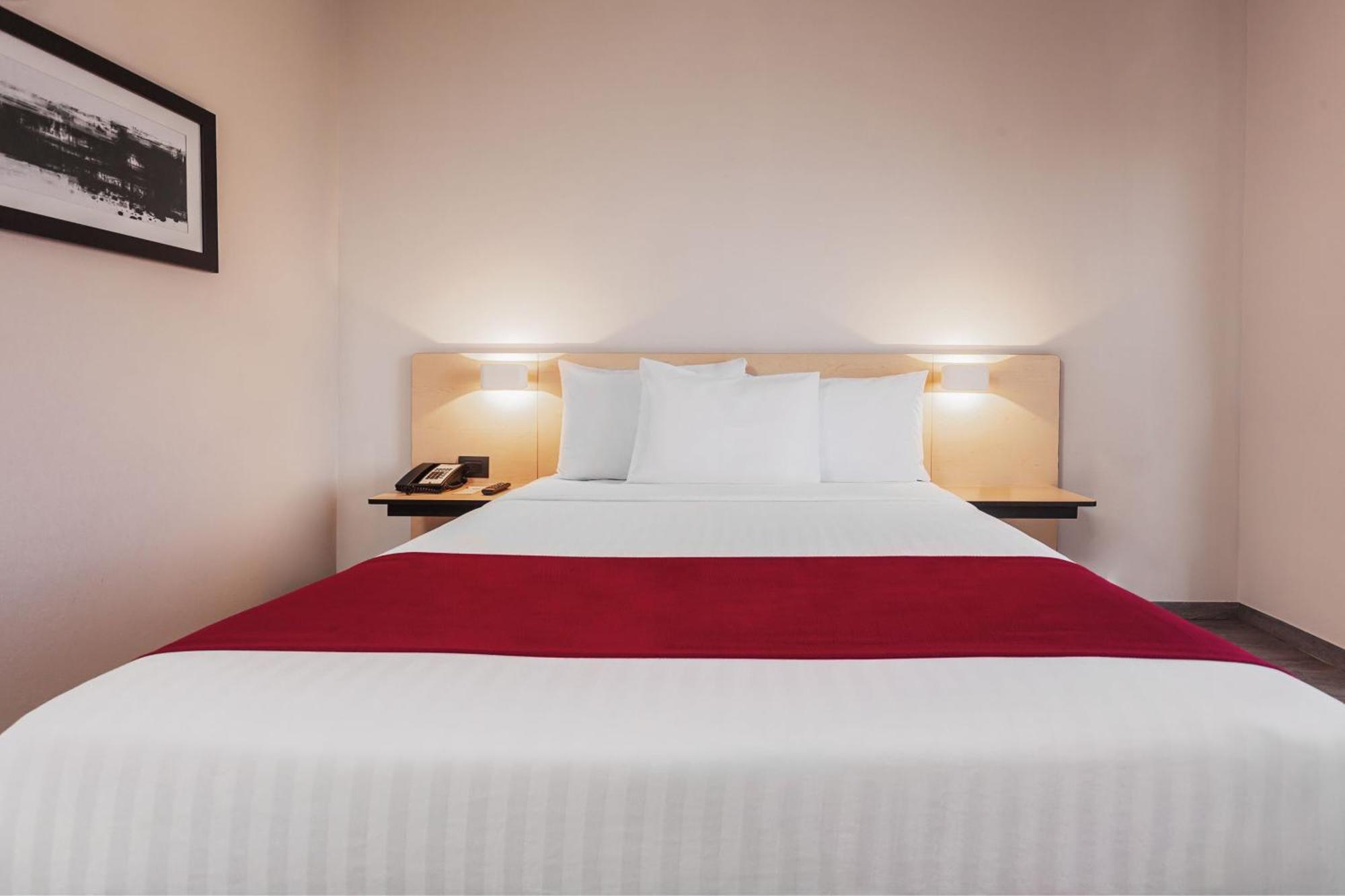 Habitación con cama grande