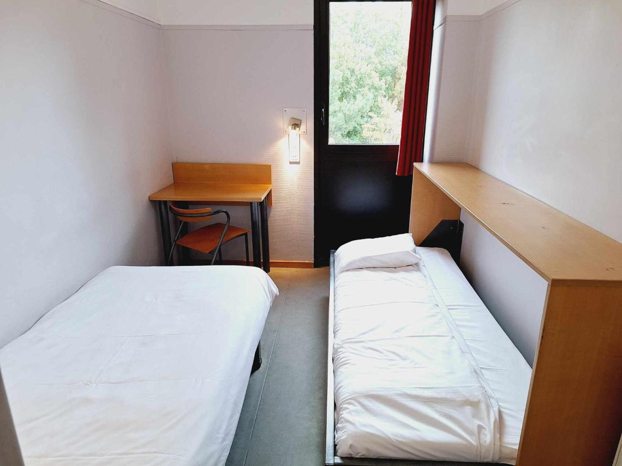 Tweepersoonskamer met 2 Aparte Bedden en Gedeeld Toilet