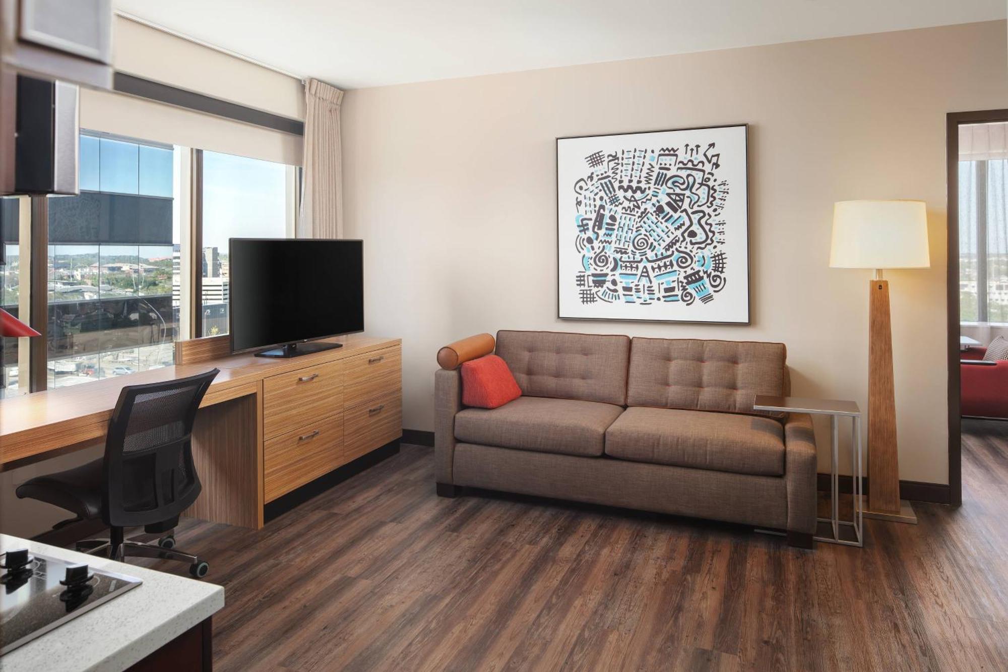 Estudio con 2 camas grandes y vistas panorámicas a la ciudad