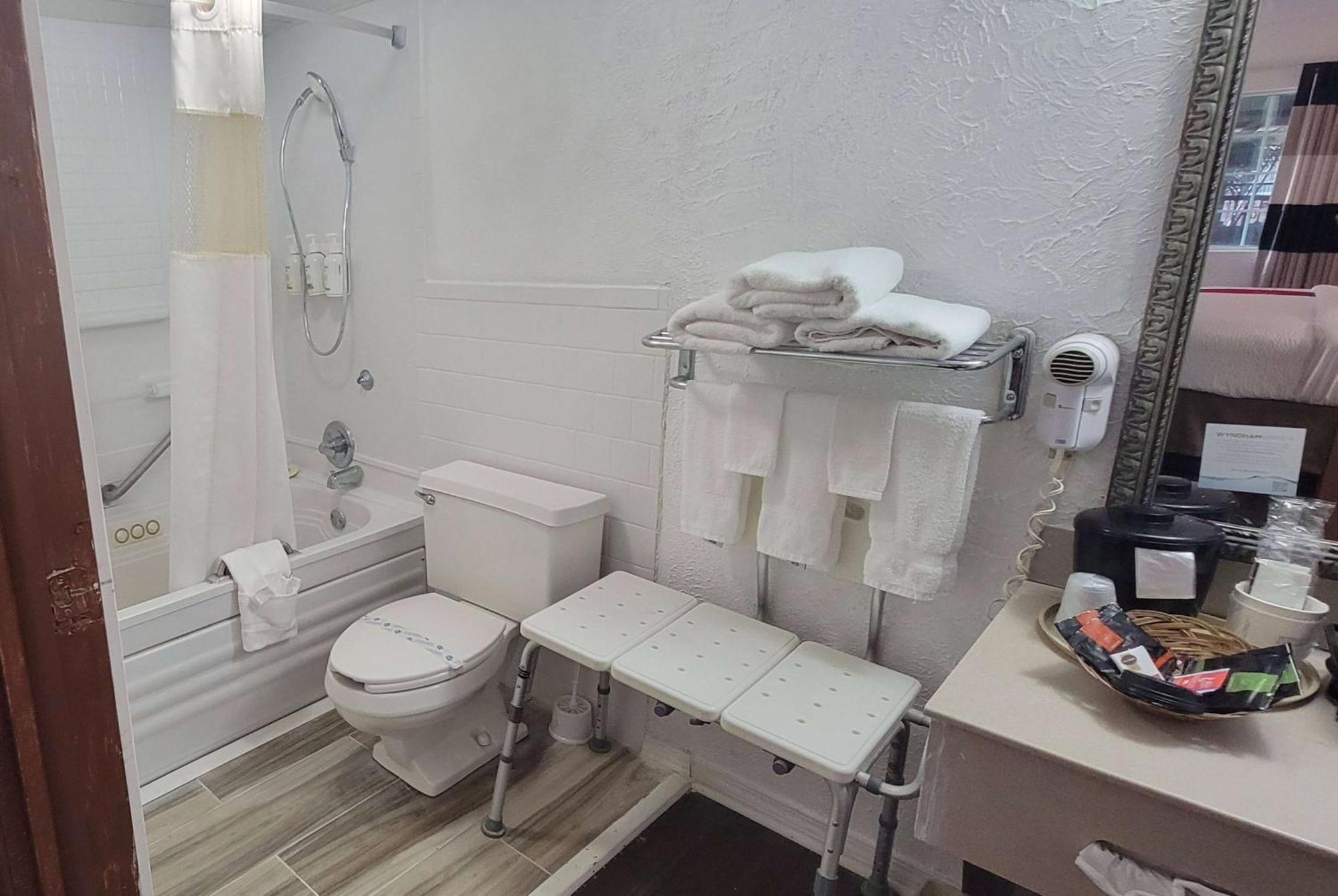 King Room with Tub with Grab Bars, Jetted Tub and Pool View - Mobility Access/ Non-Smoking