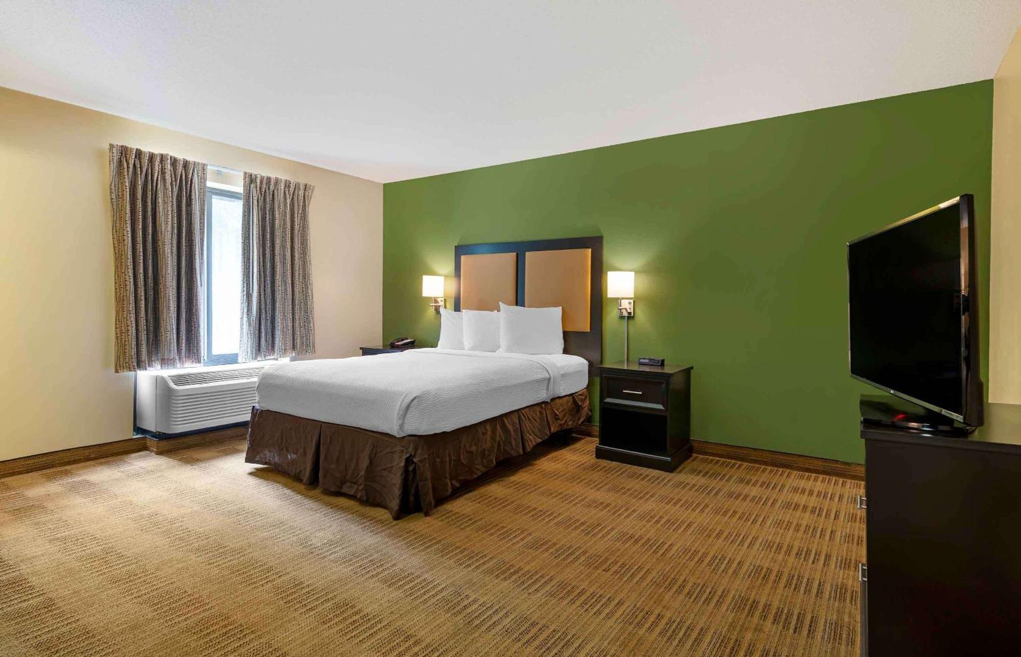 Deluxe Studio with 1 Queen Bed - Non-Smoking