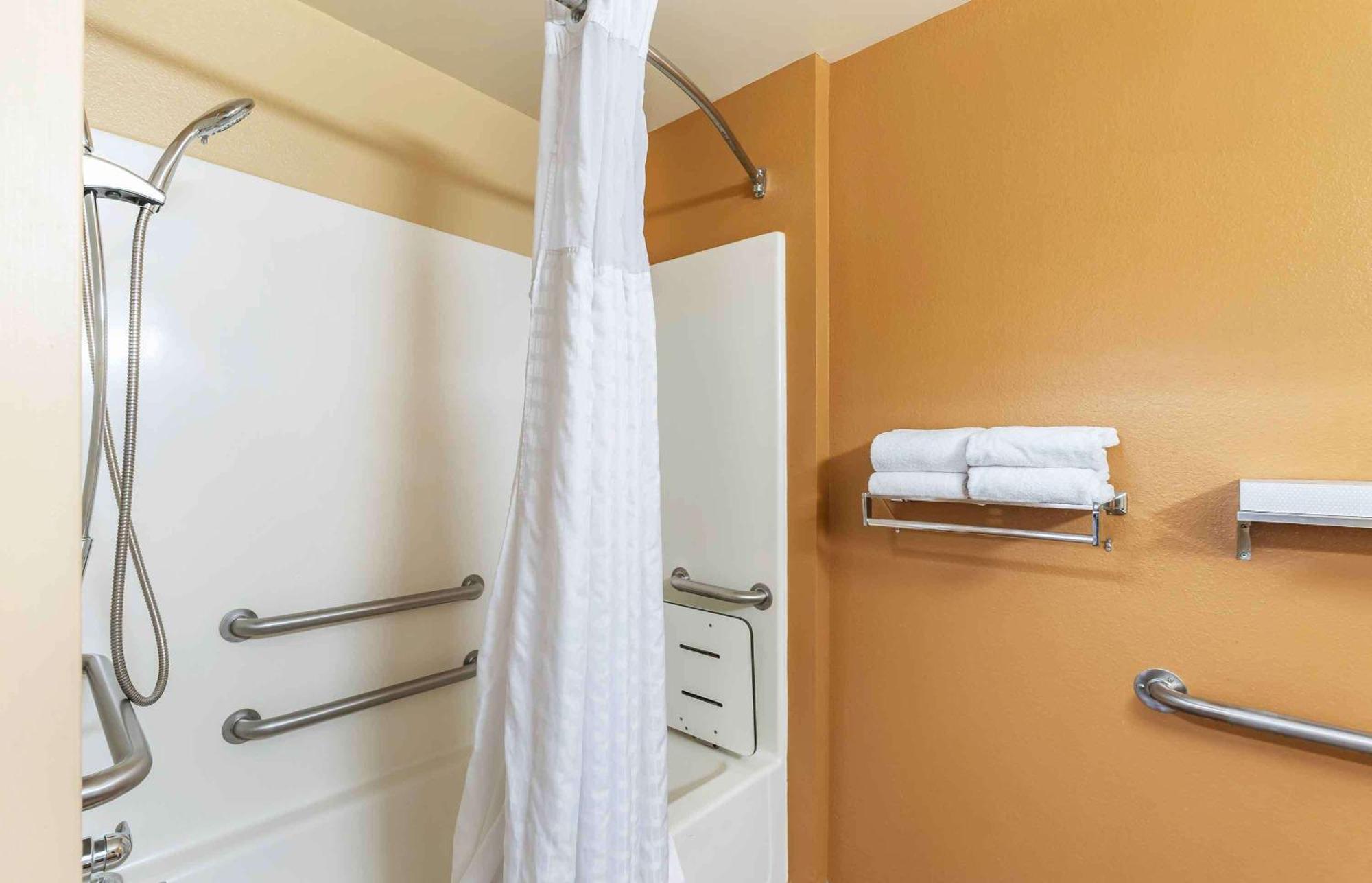 Queen studio 1 Queen Bed Disability Access or Non-Smoking