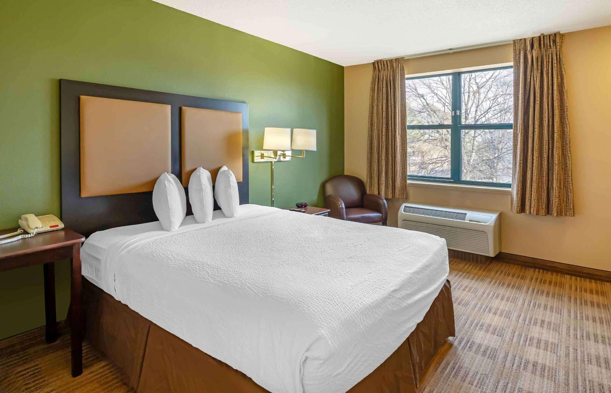Queen studio 1 Queen Bed Disability Access or Non-Smoking