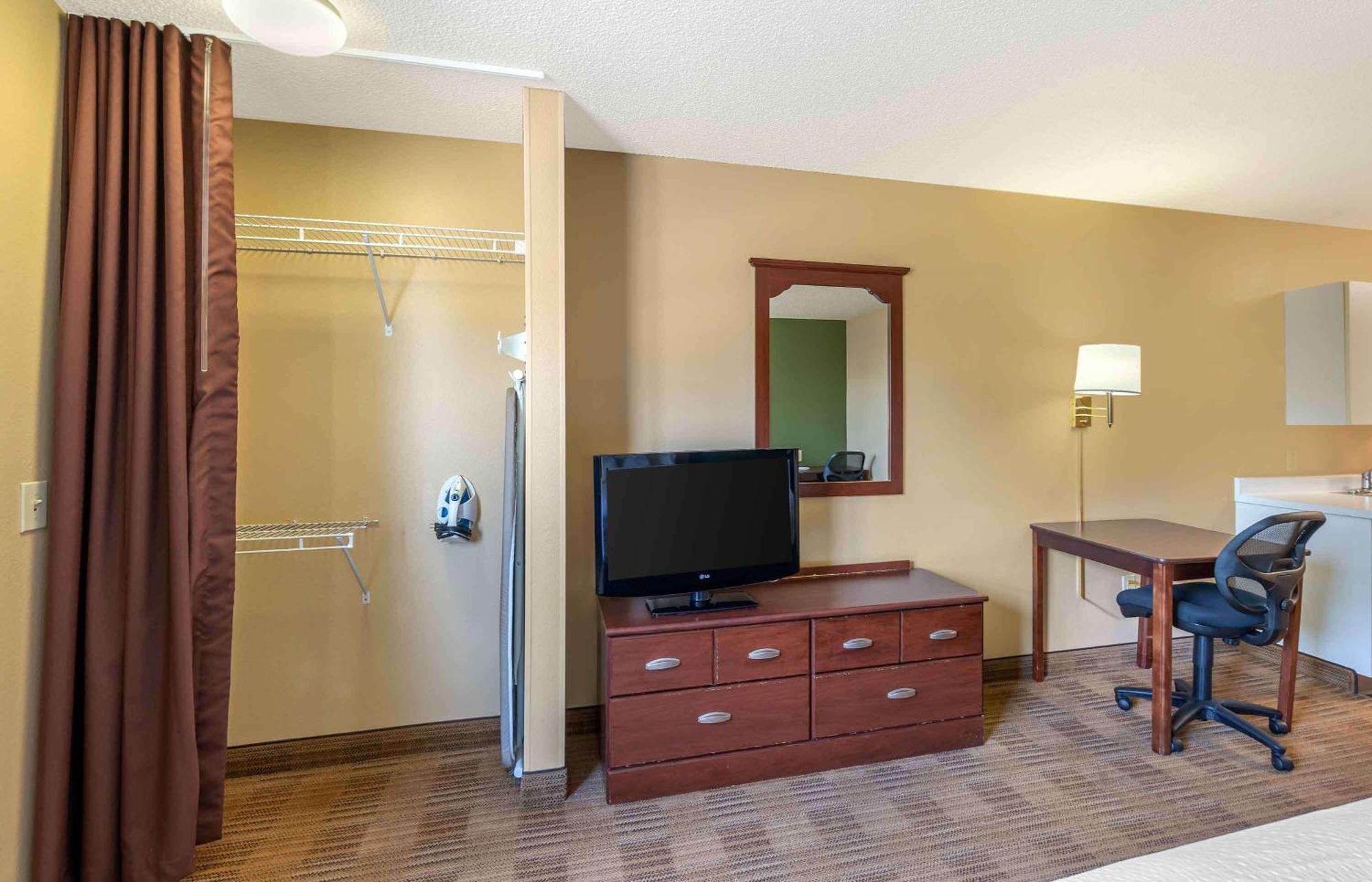 Queen studio 1 Queen Bed Disability Access or Non-Smoking