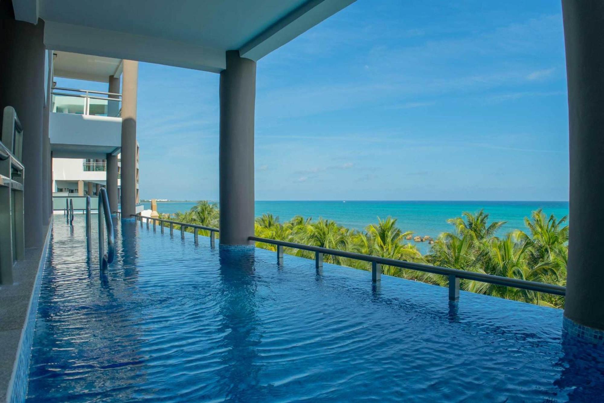Ocean Front One Bedroom Swim Up Suite