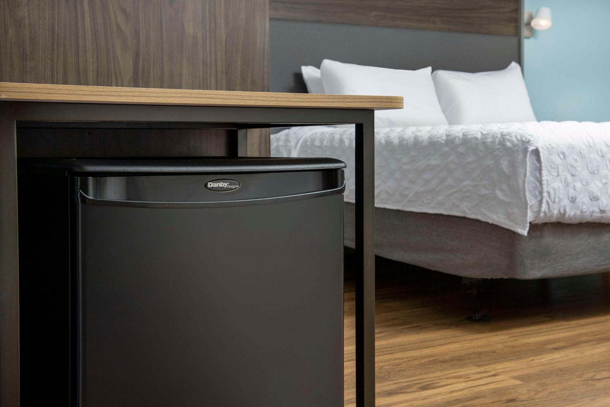 King Room with Roll-In Shower - Mobility Access