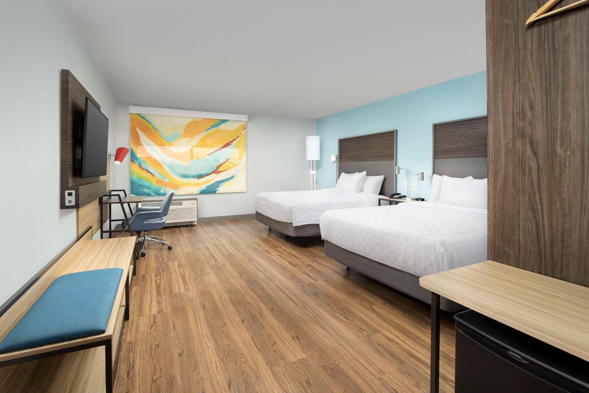Queen Room with Two Queen Beds and Roll-In Shower - Mobility Access