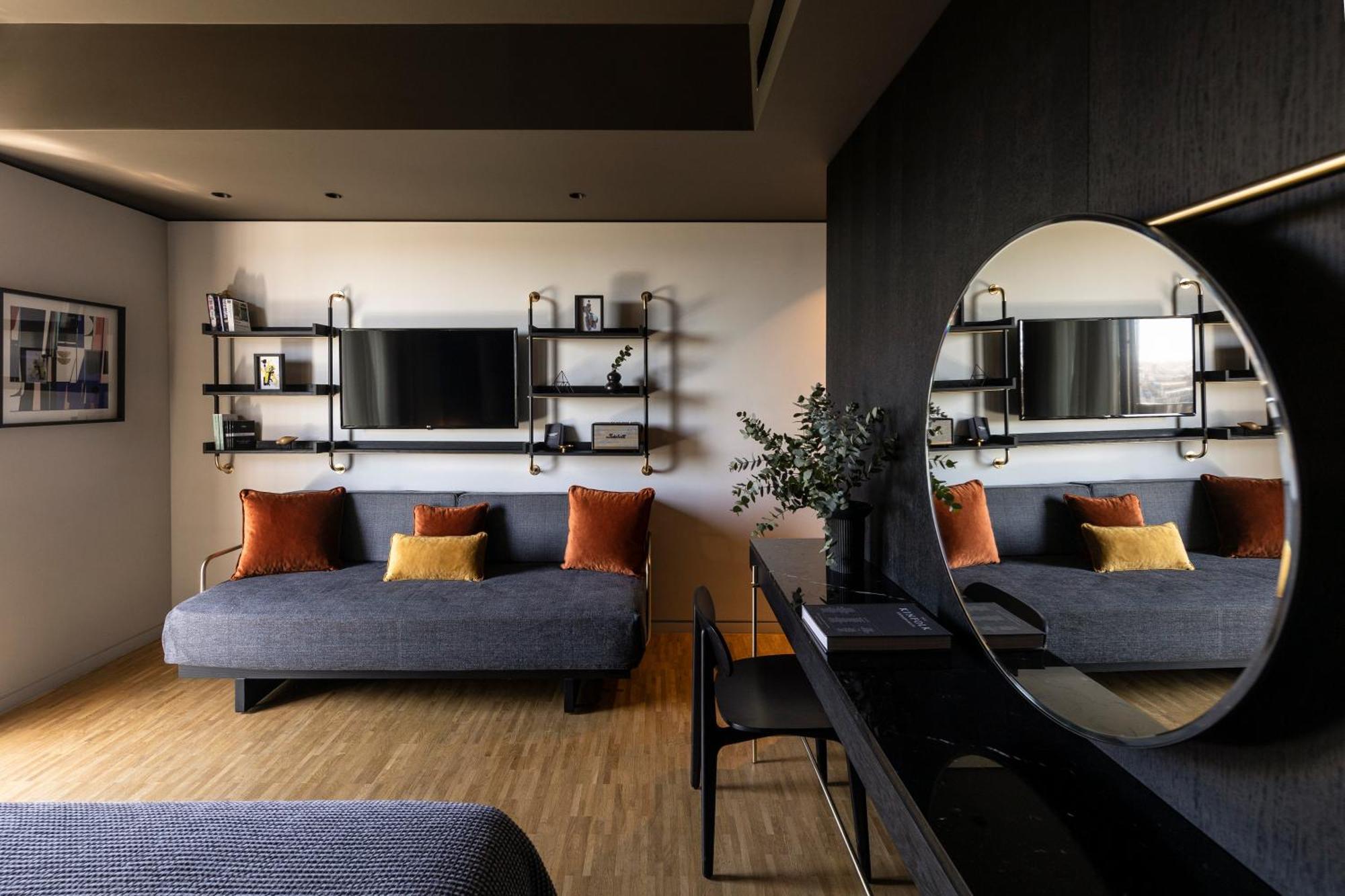Family Room with Balcony,1499929723:JPEG