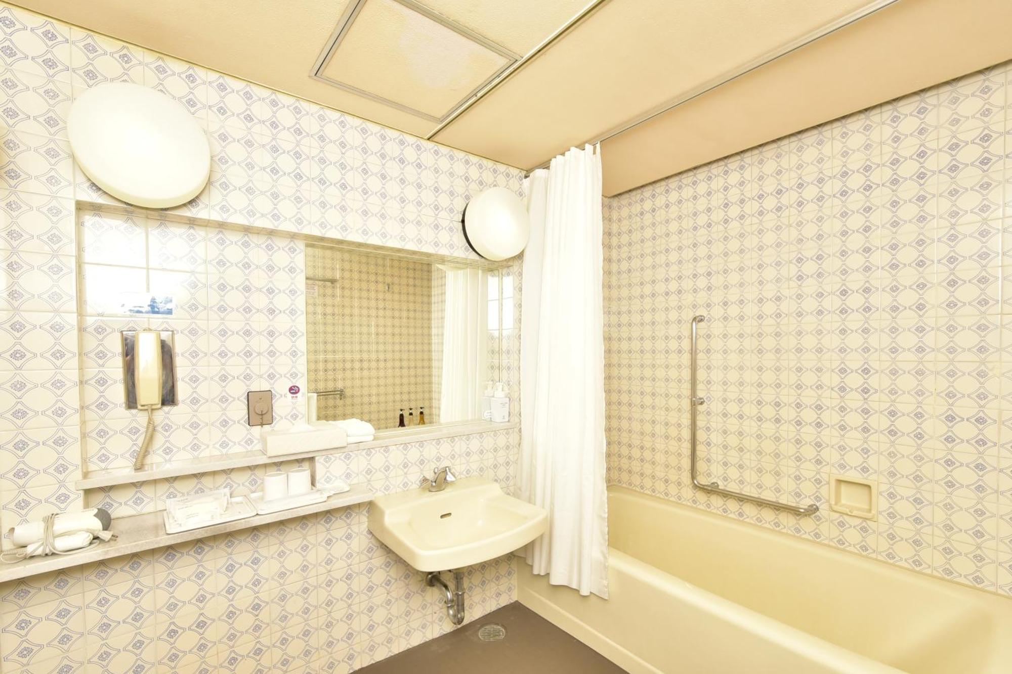 Corner Twin Room with Sea View - Top Floor South Side