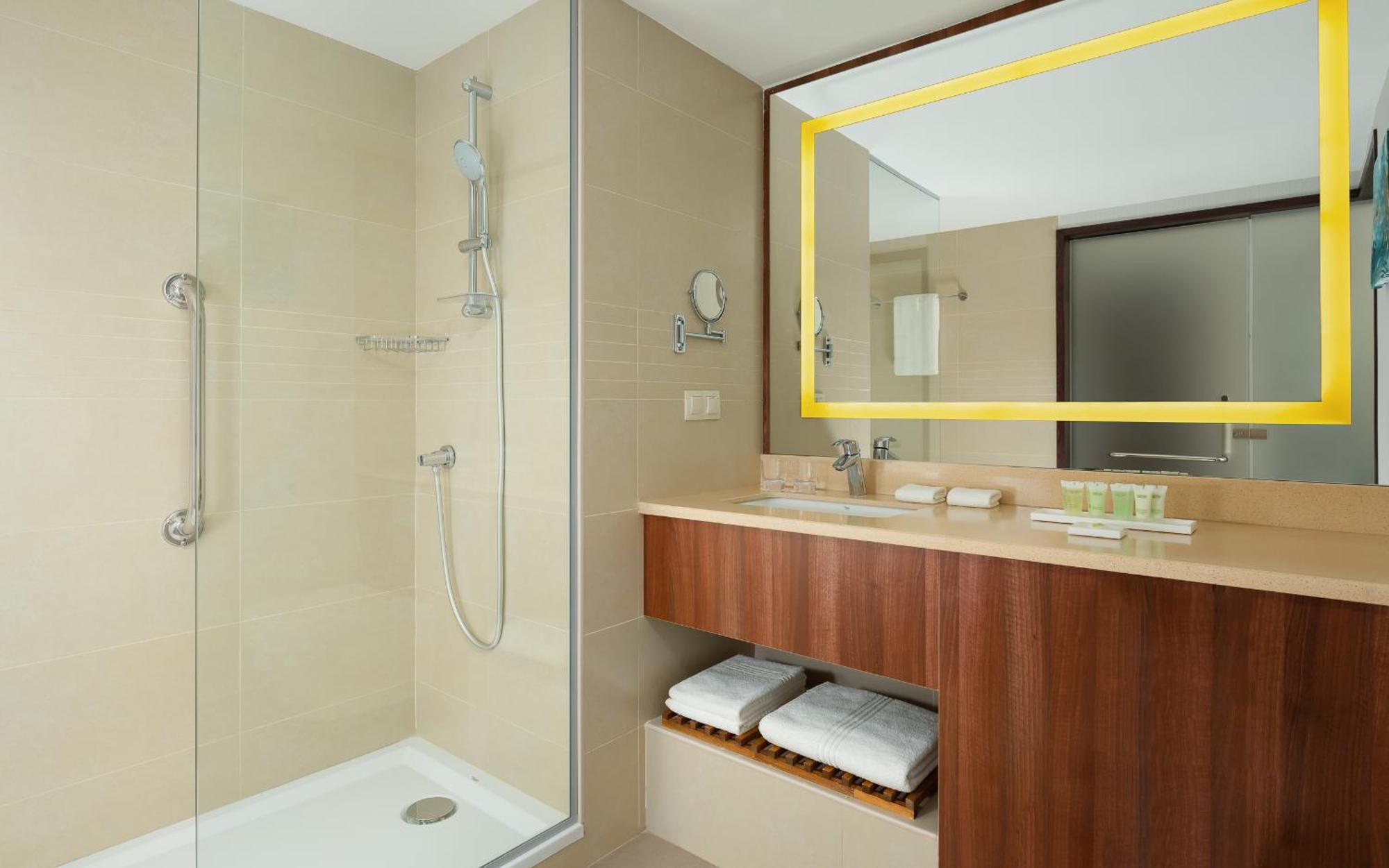 One-Bedroom King Suite with Sofa Bed and City View,1632324961:JPEG