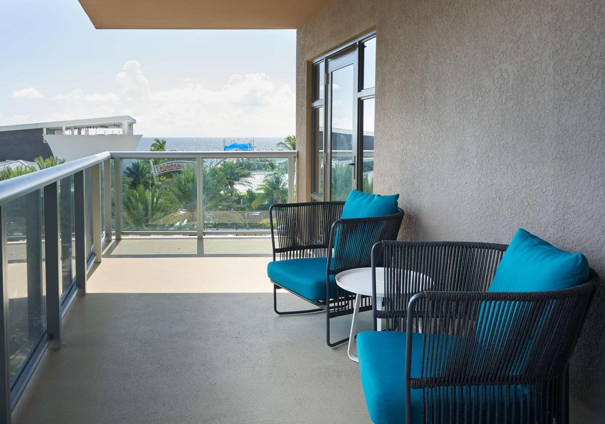 King Studio Suite with Partial Ocean View - Non-Smoking