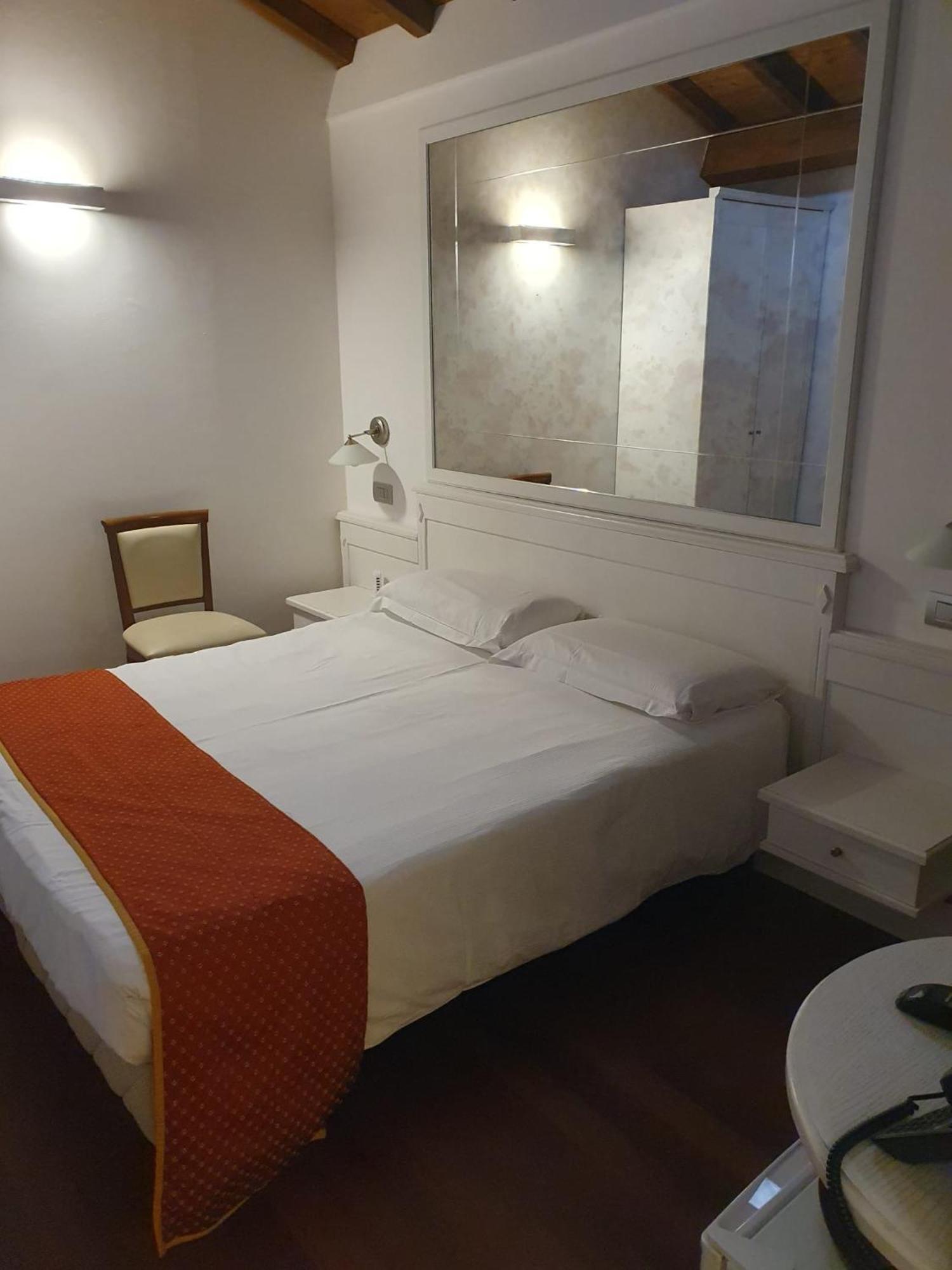 Double or Twin Room Shower,1500142525:JPEG