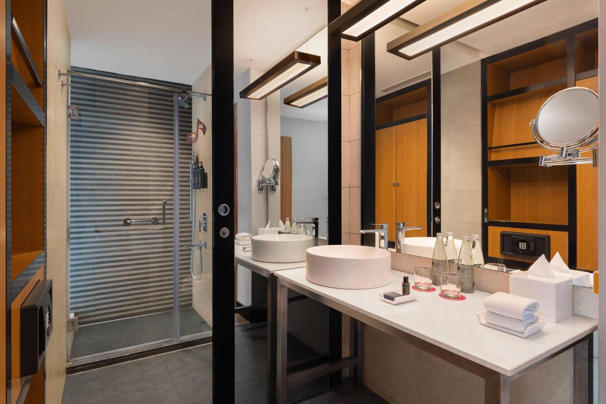Guest Room, 1 King, City View