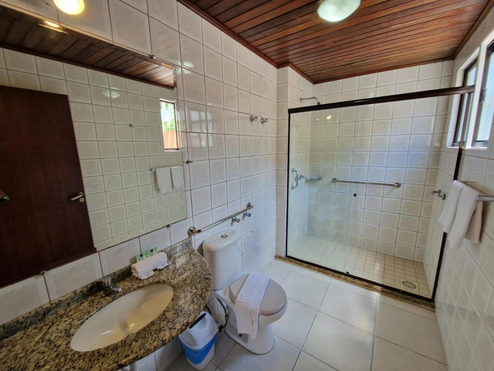 Habitación Triple Estándar con vistas parciales al mar