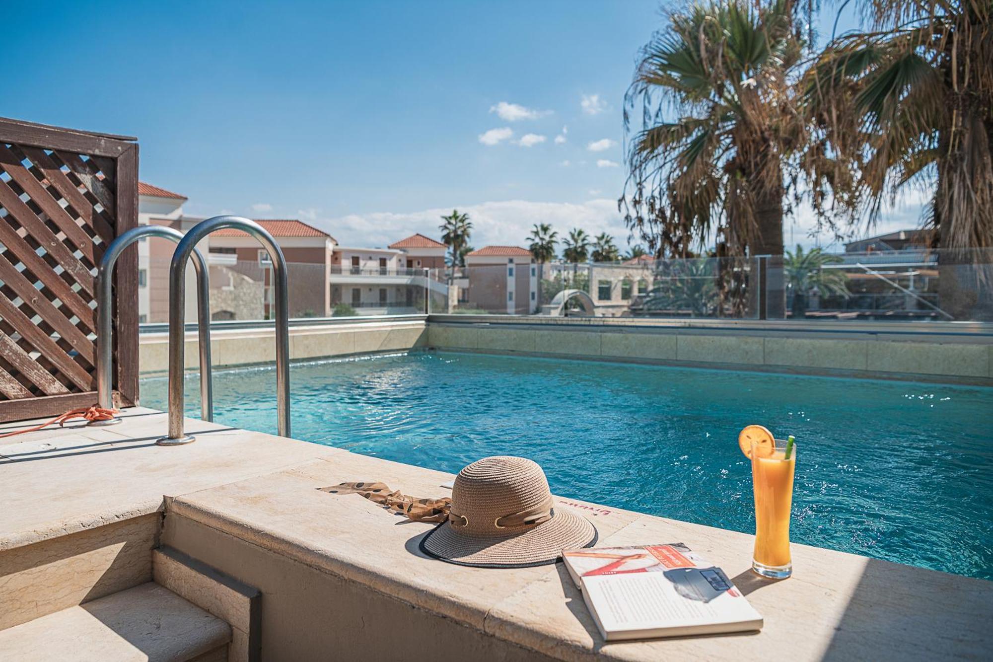 Executive Suite Private Pool,1534794673:JPEG
