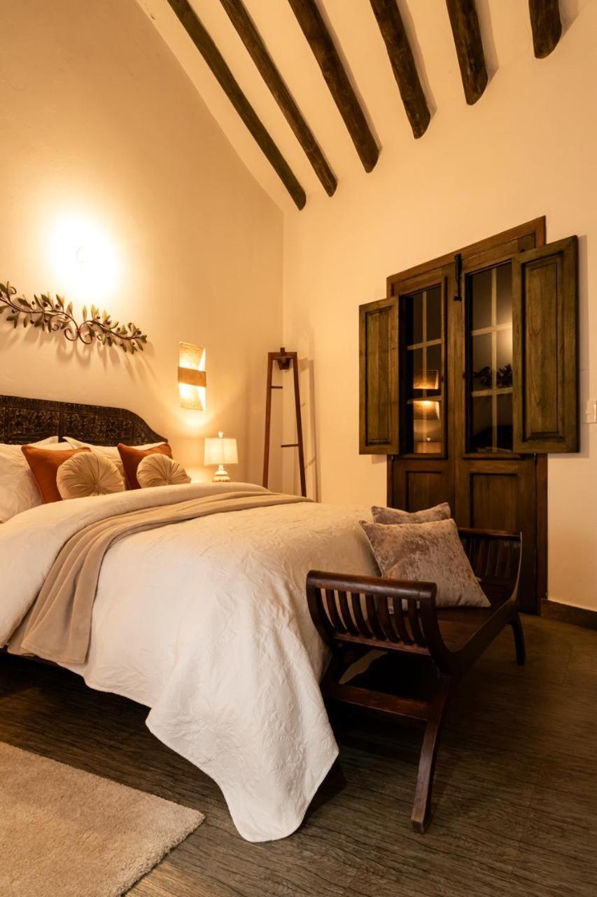 Habitación con cama grande y balcón