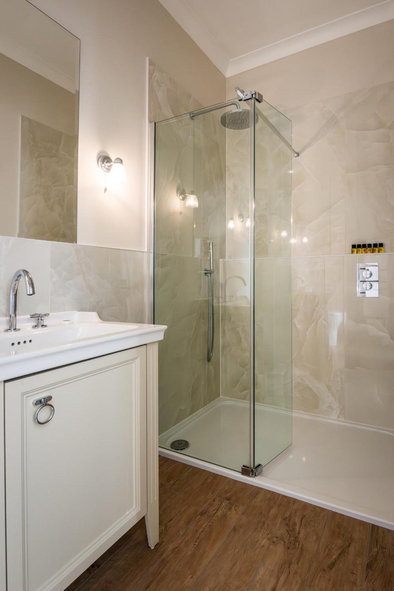 Deluxe Double Room with Shower